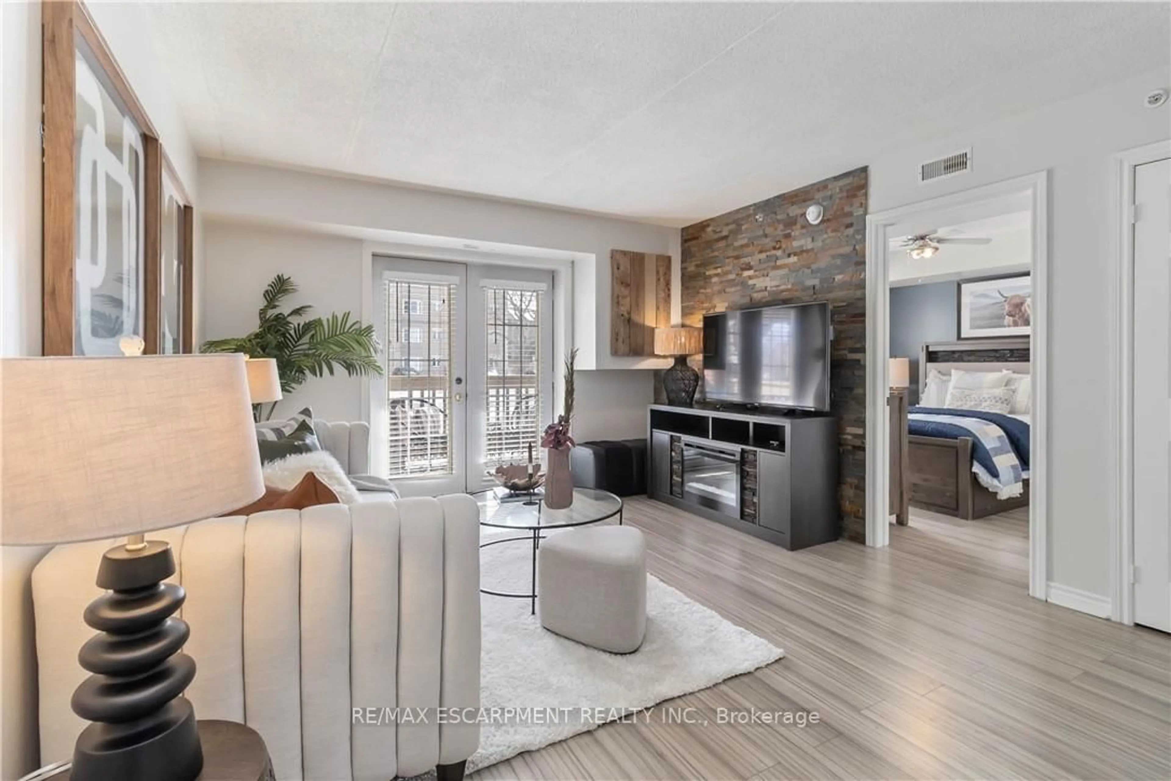 Living room with furniture, unknown for 4015 Kilmer Dr #110, Burlington Ontario L7M 4M4