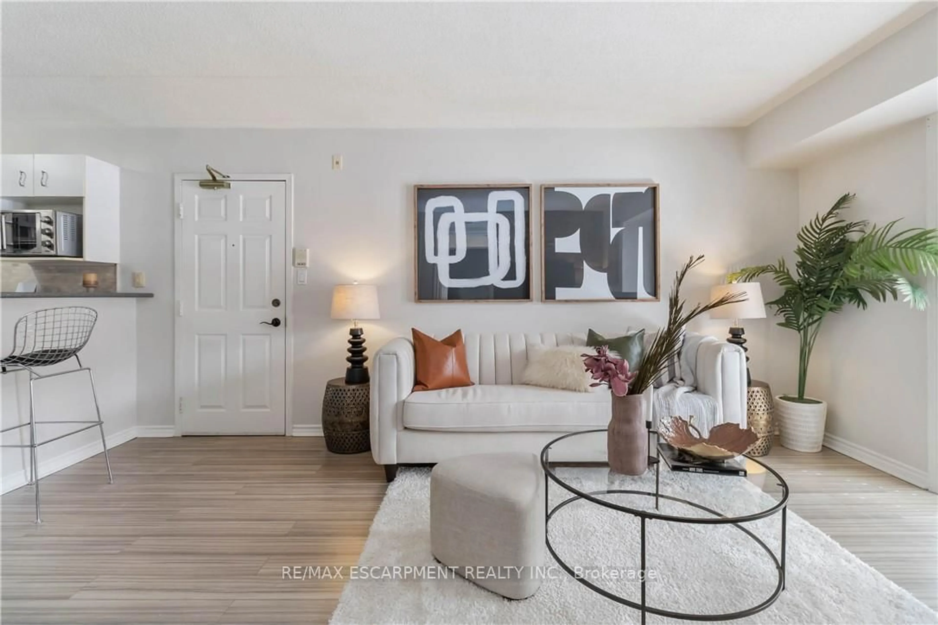 Living room with furniture, unknown for 4015 Kilmer Dr #110, Burlington Ontario L7M 4M4