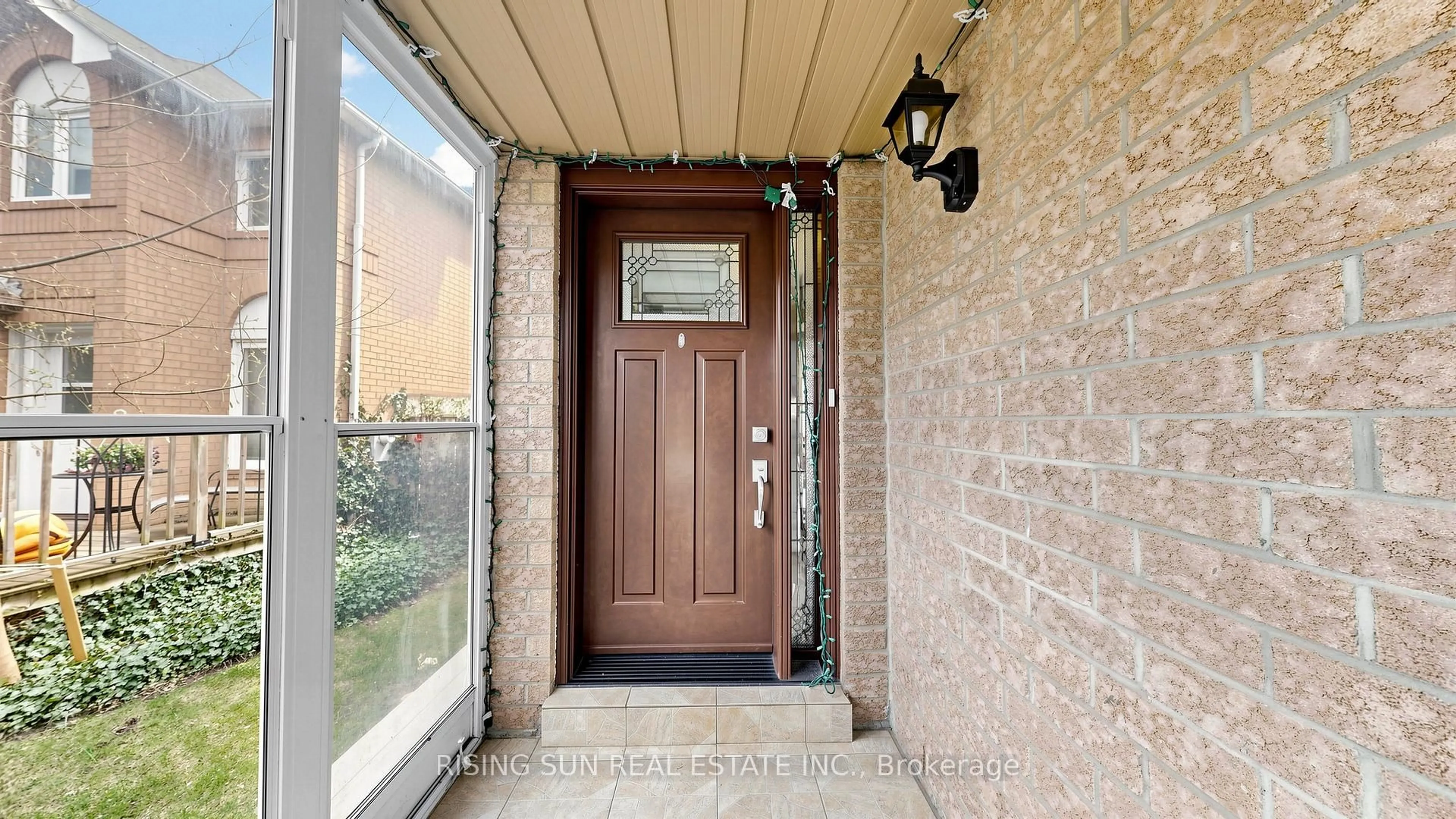 Indoor entryway for 10 Cedarwood Cres, Brampton Ontario L6X 4K1