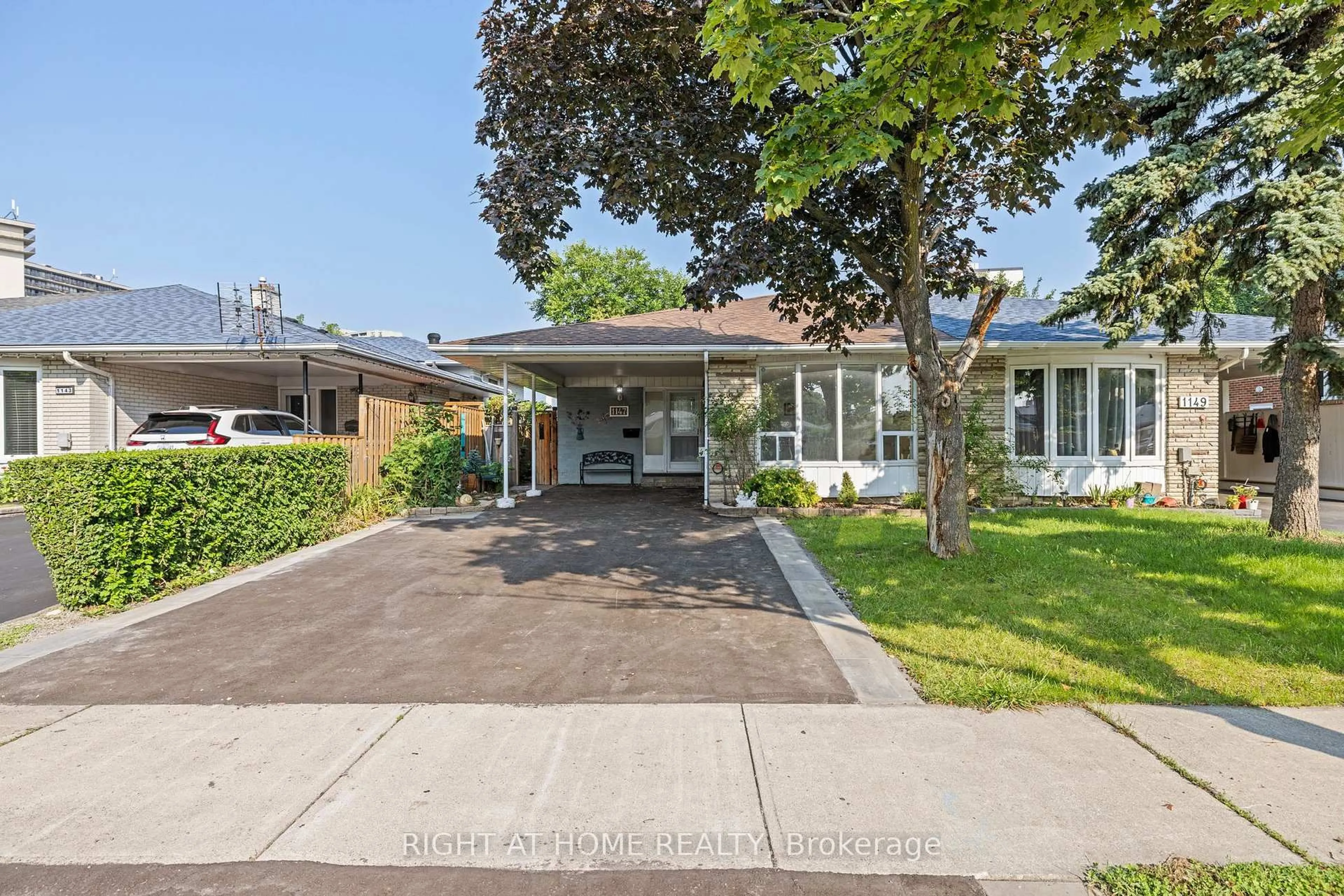 Home with brick exterior material, street for 1147 Saturnia Cres, Mississauga Ontario L4Y 2M2