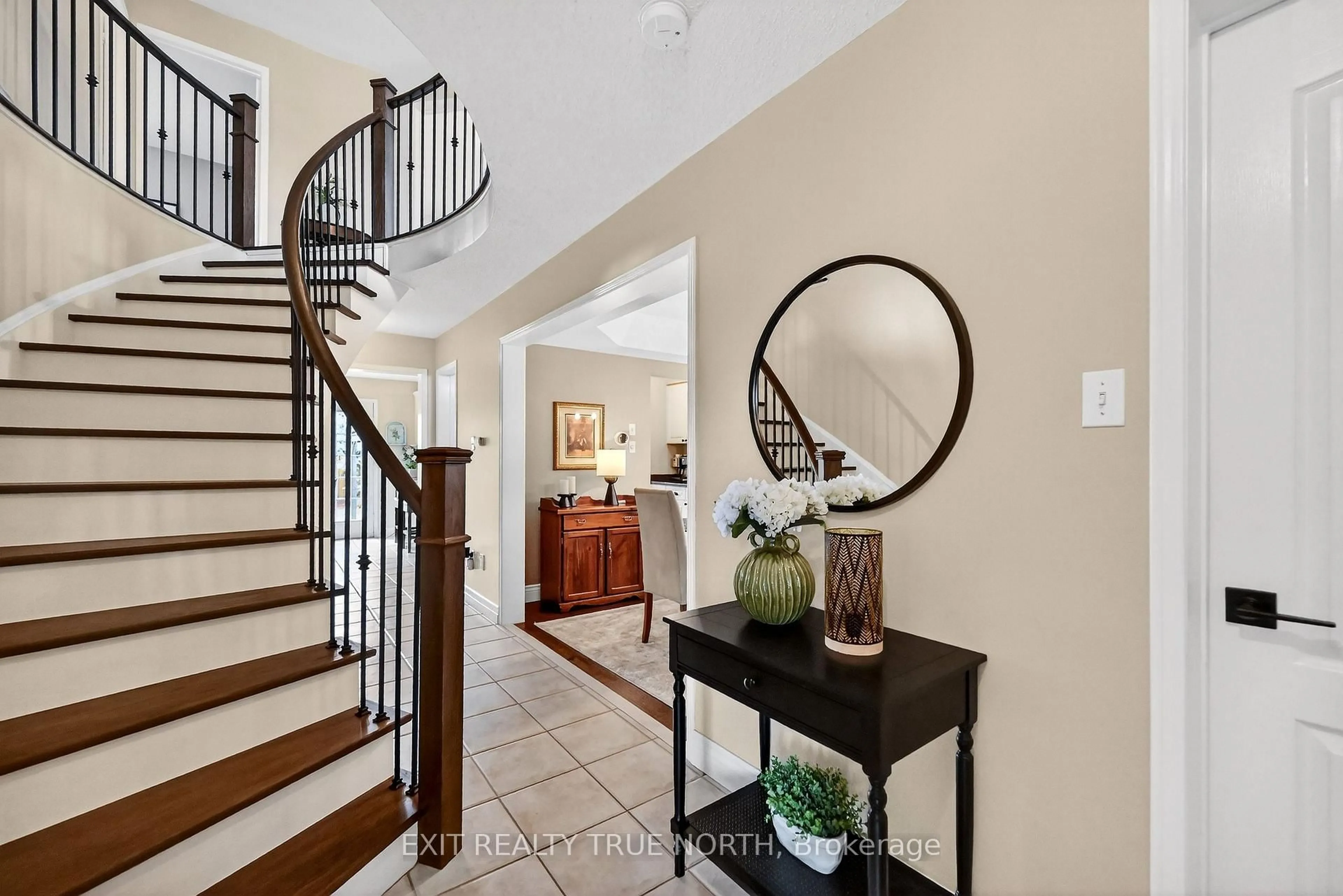Indoor entryway for 17 Chester Cres, Halton Hills Ontario L7G 5W5