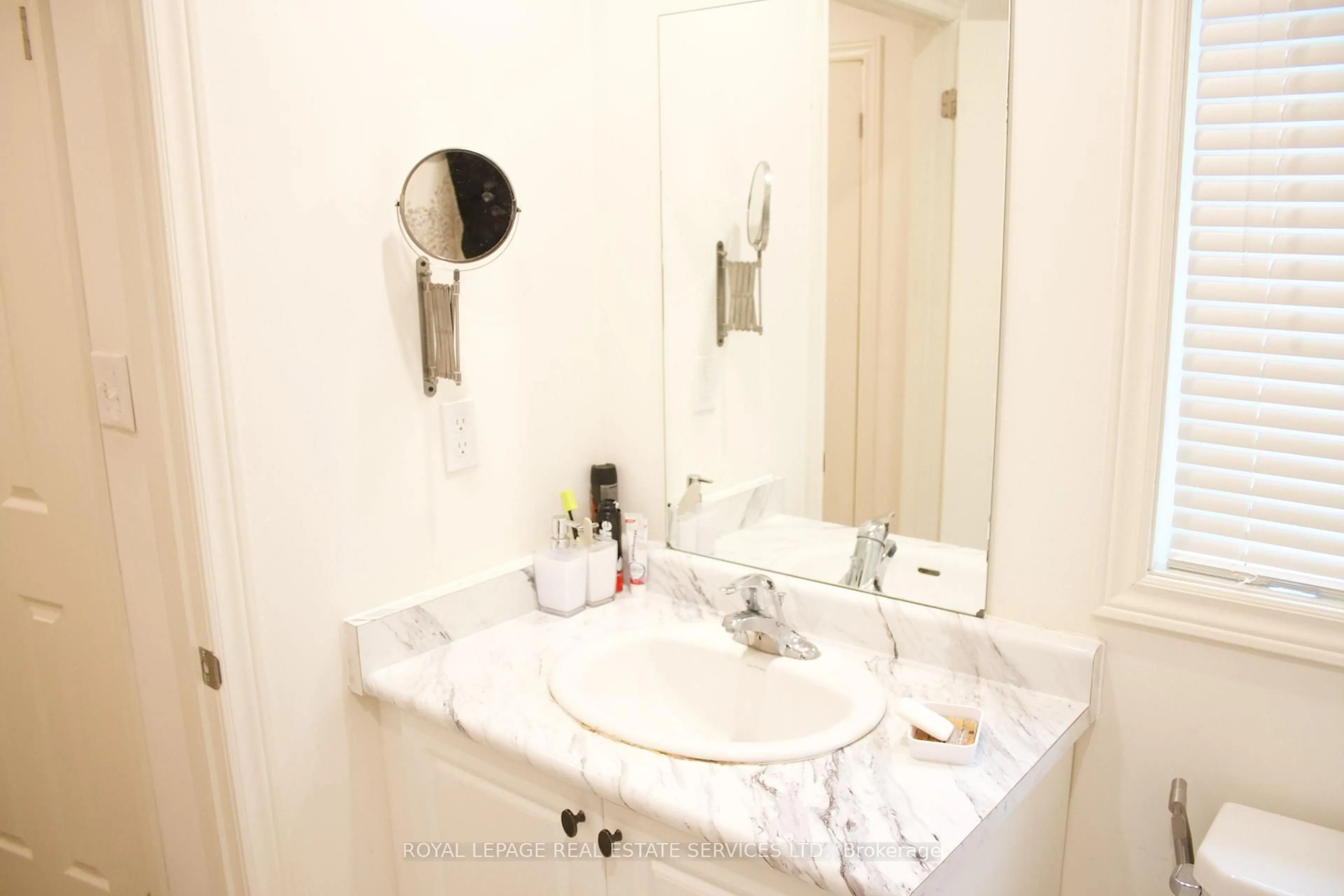 Standard bathroom, ceramic/tile floor for 630 Mockridge Terr, Milton Ontario L6T 8W1