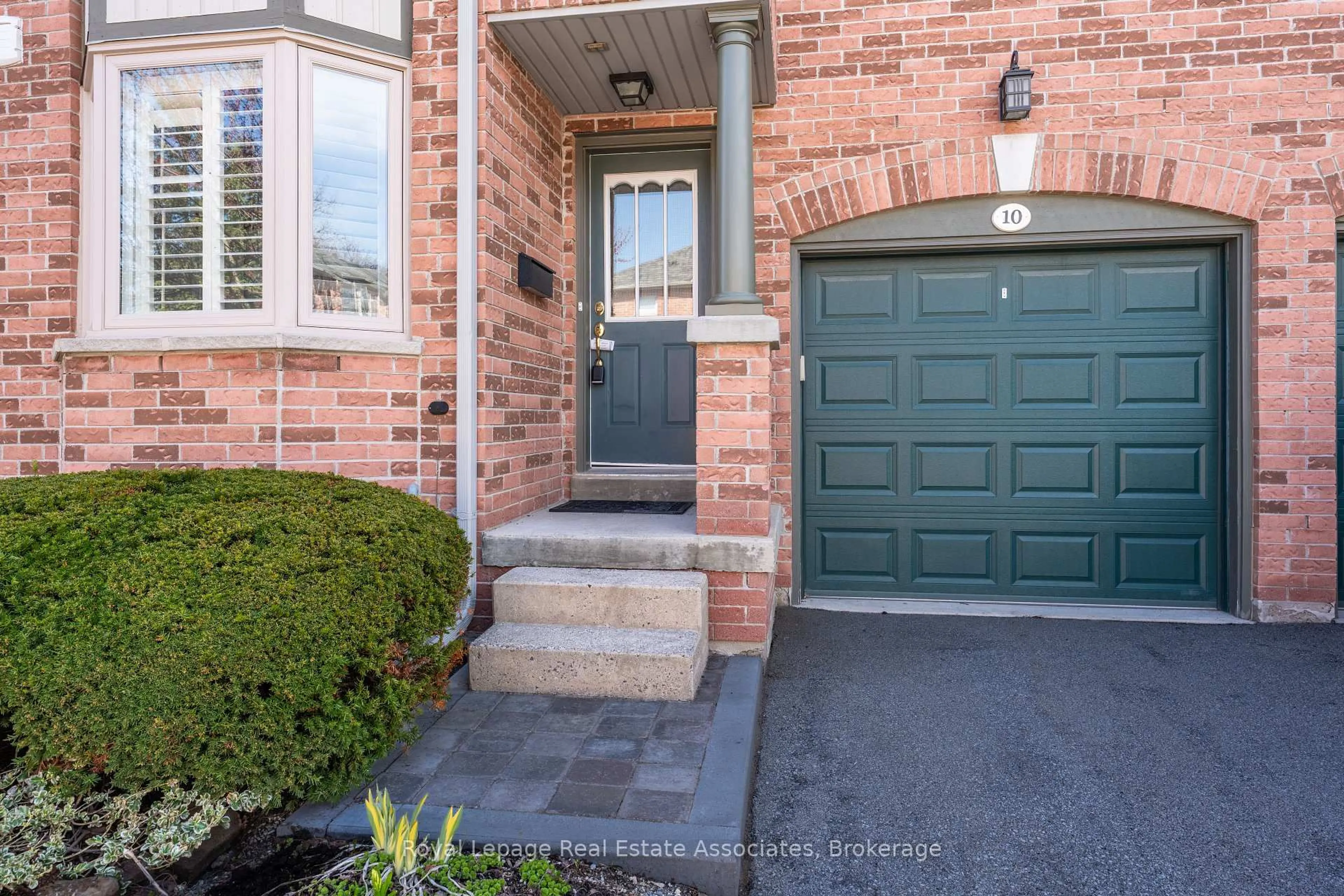 Indoor entryway for 76 River Dr #10, Halton Hills Ontario L7G 2J2