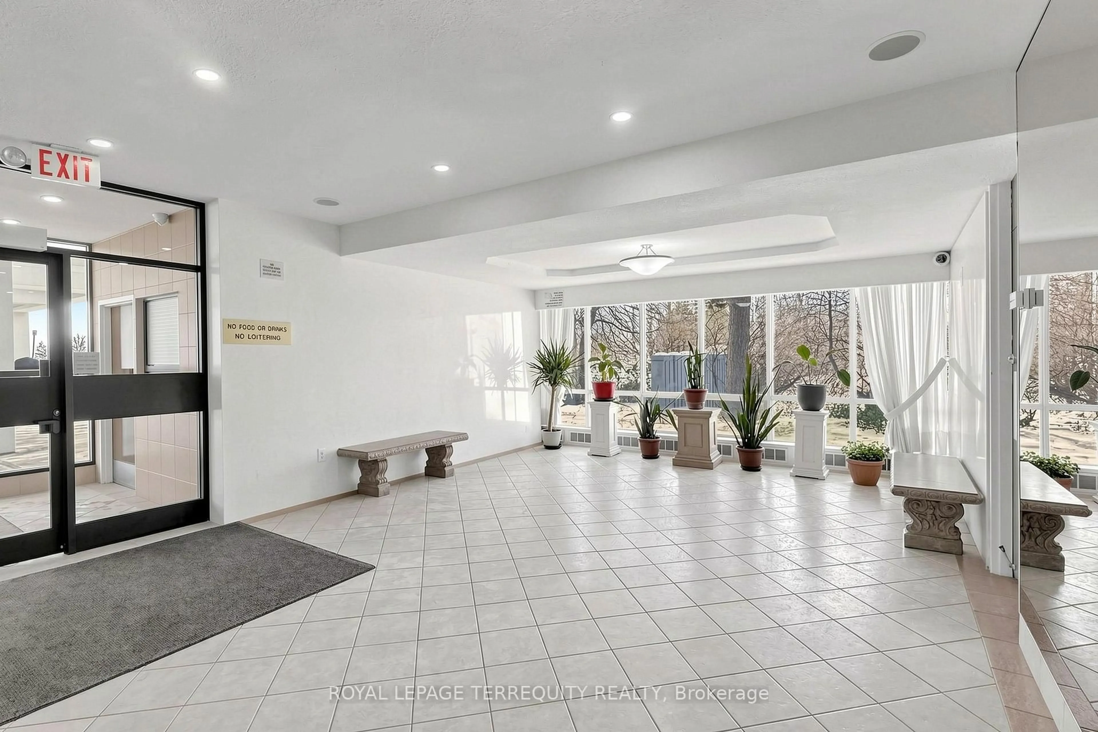 Indoor foyer for 455 Sentinel Rd #1410, Toronto Ontario M3J 1V5
