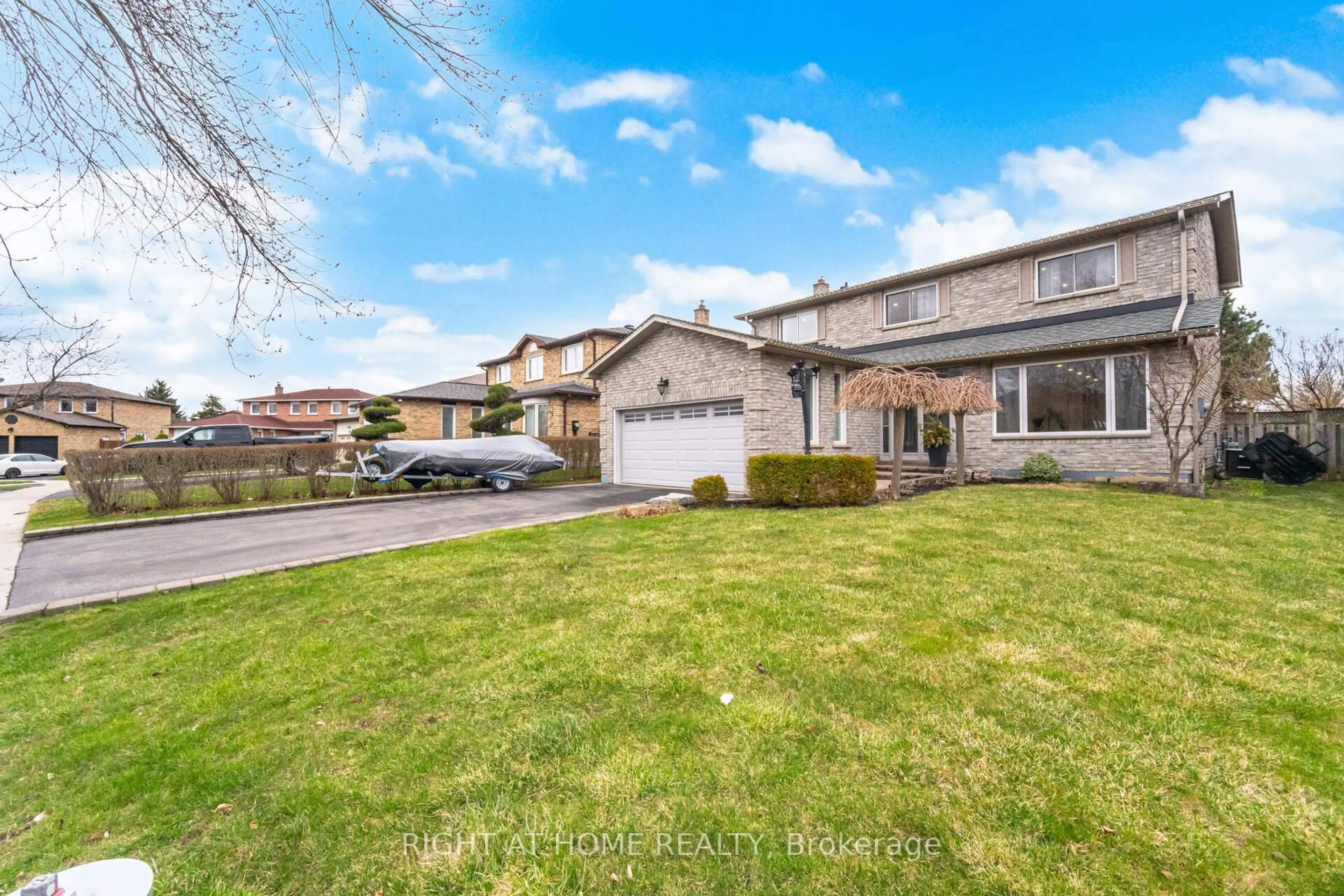 A pic from outside/outdoor area/front of a property/back of a property/a pic from drone, street for 909 Lovingston Cres, Mississauga Ontario L4W 3S6