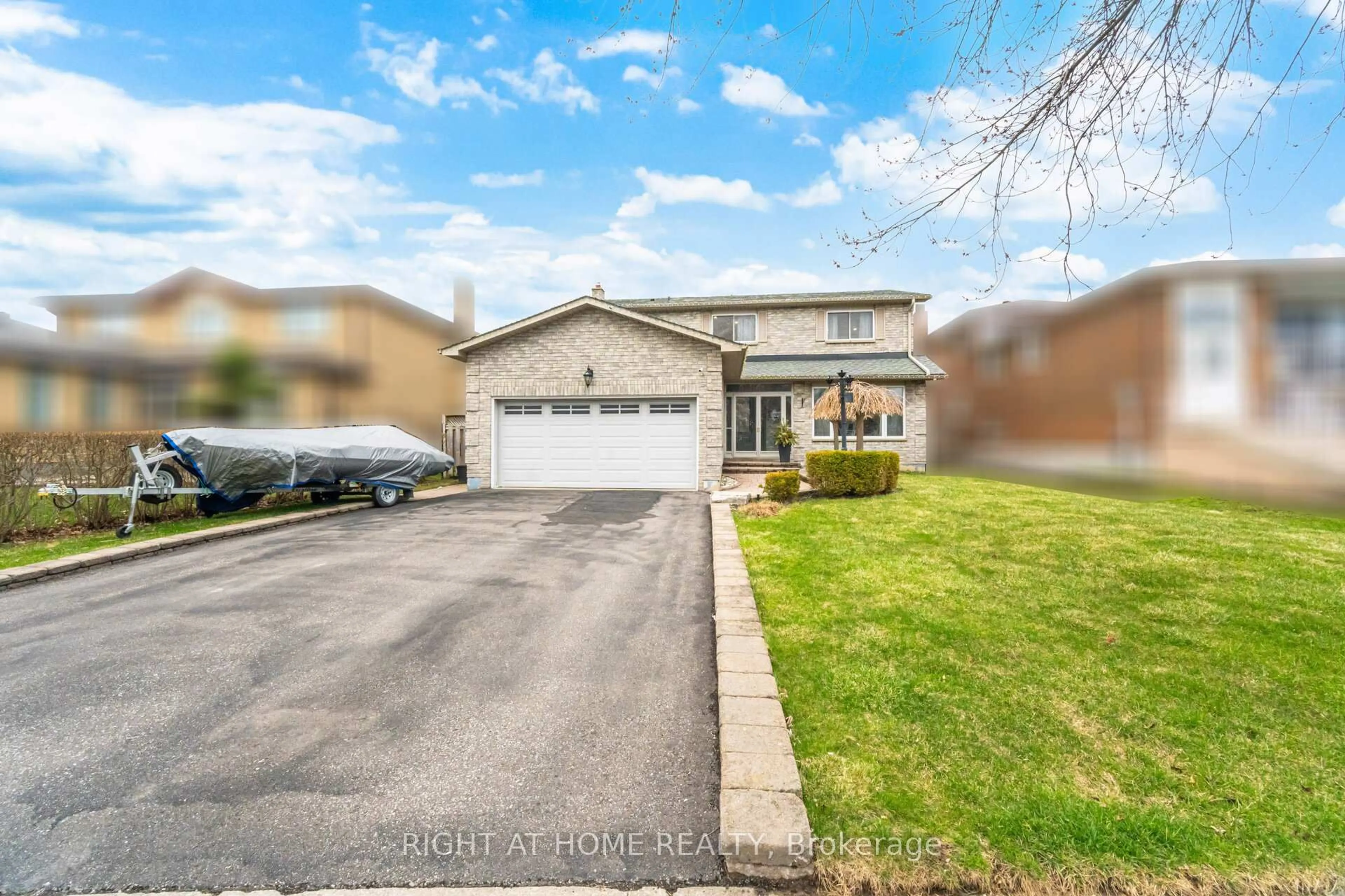 A pic from outside/outdoor area/front of a property/back of a property/a pic from drone, street for 909 Lovingston Cres, Mississauga Ontario L4W 3S6