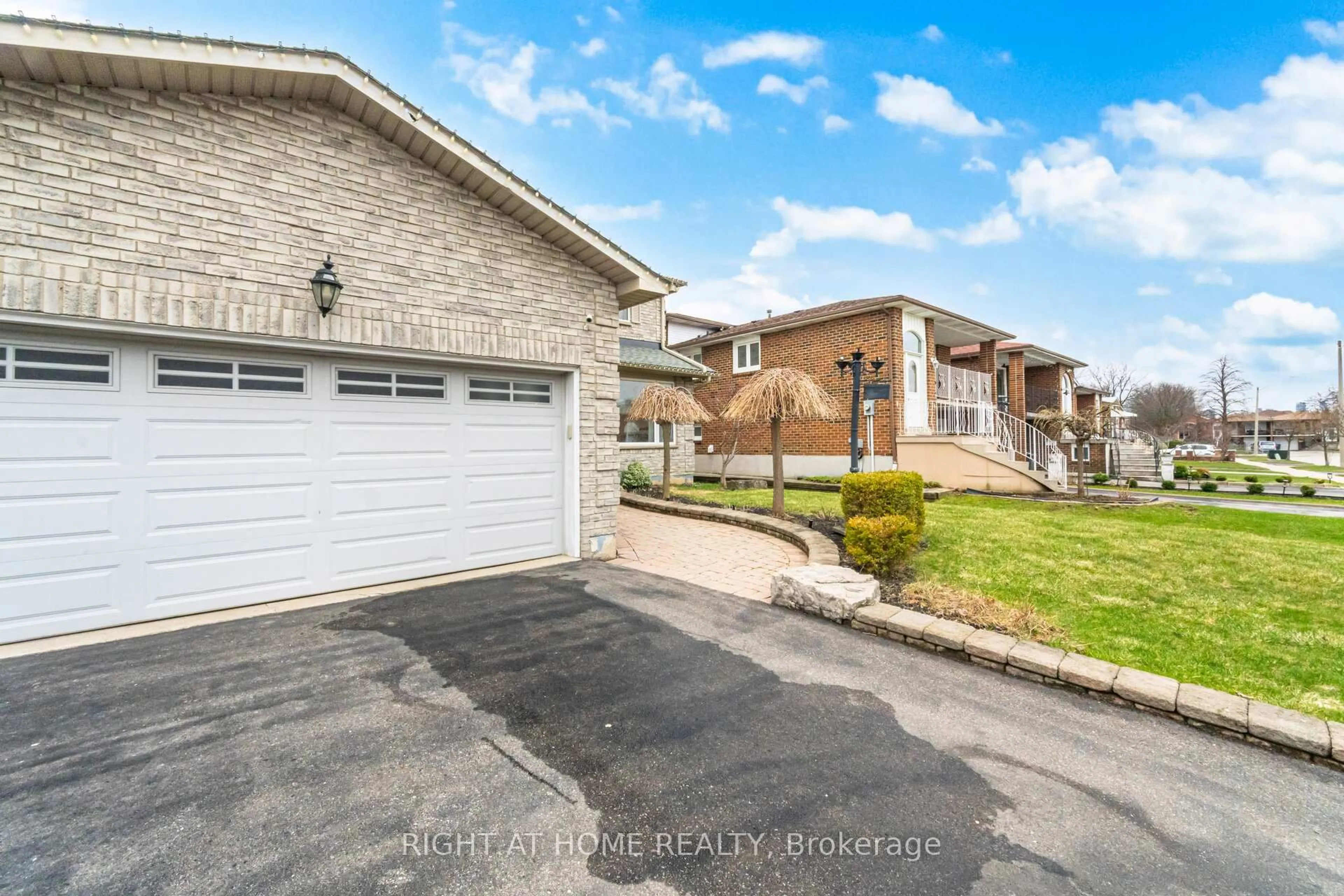 A pic from outside/outdoor area/front of a property/back of a property/a pic from drone, street for 909 Lovingston Cres, Mississauga Ontario L4W 3S6