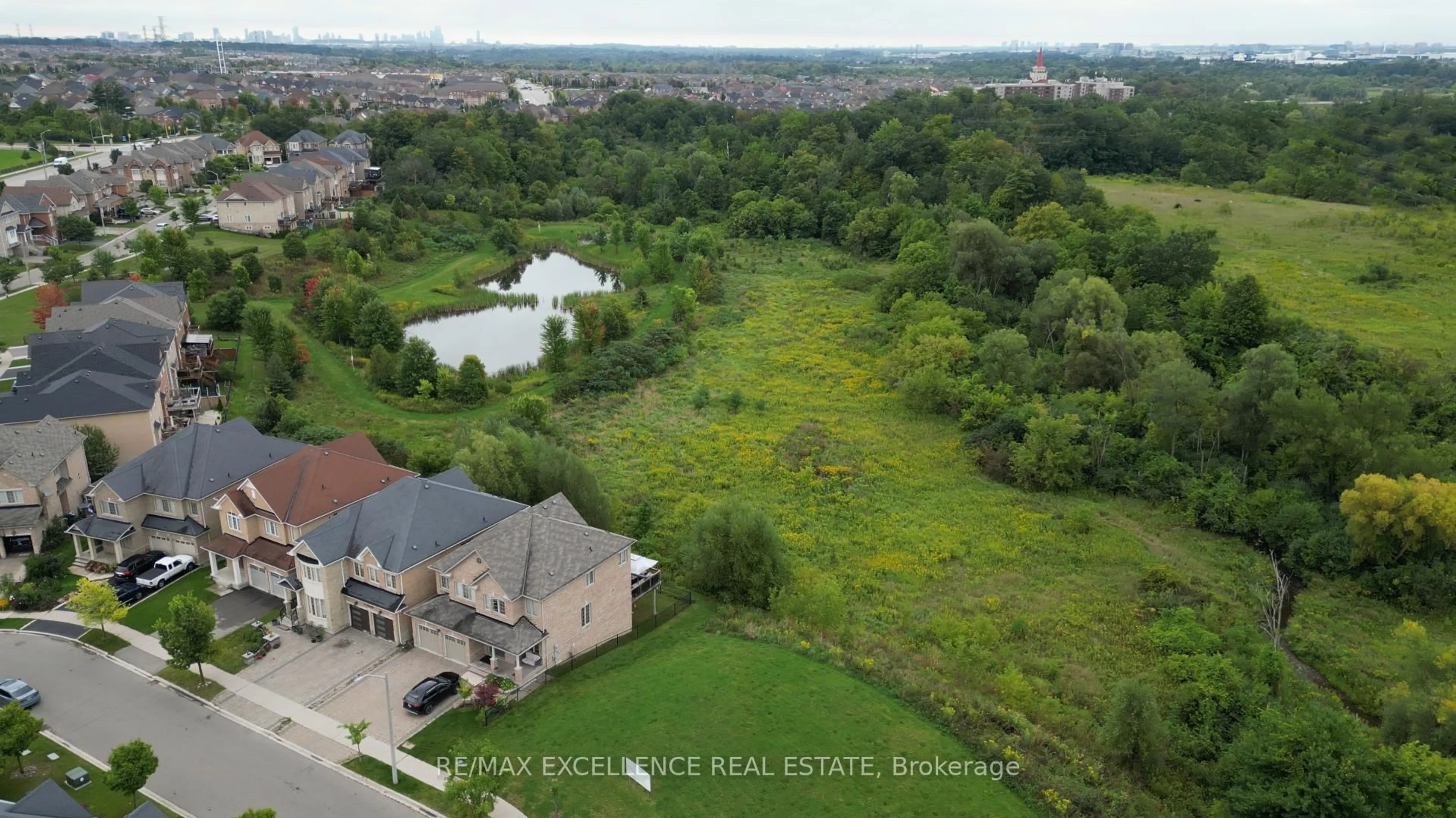 A pic from outside/outdoor area/front of a property/back of a property/a pic from drone, street for 26 Fahey Dr, Brampton Ontario L6Y 0N7