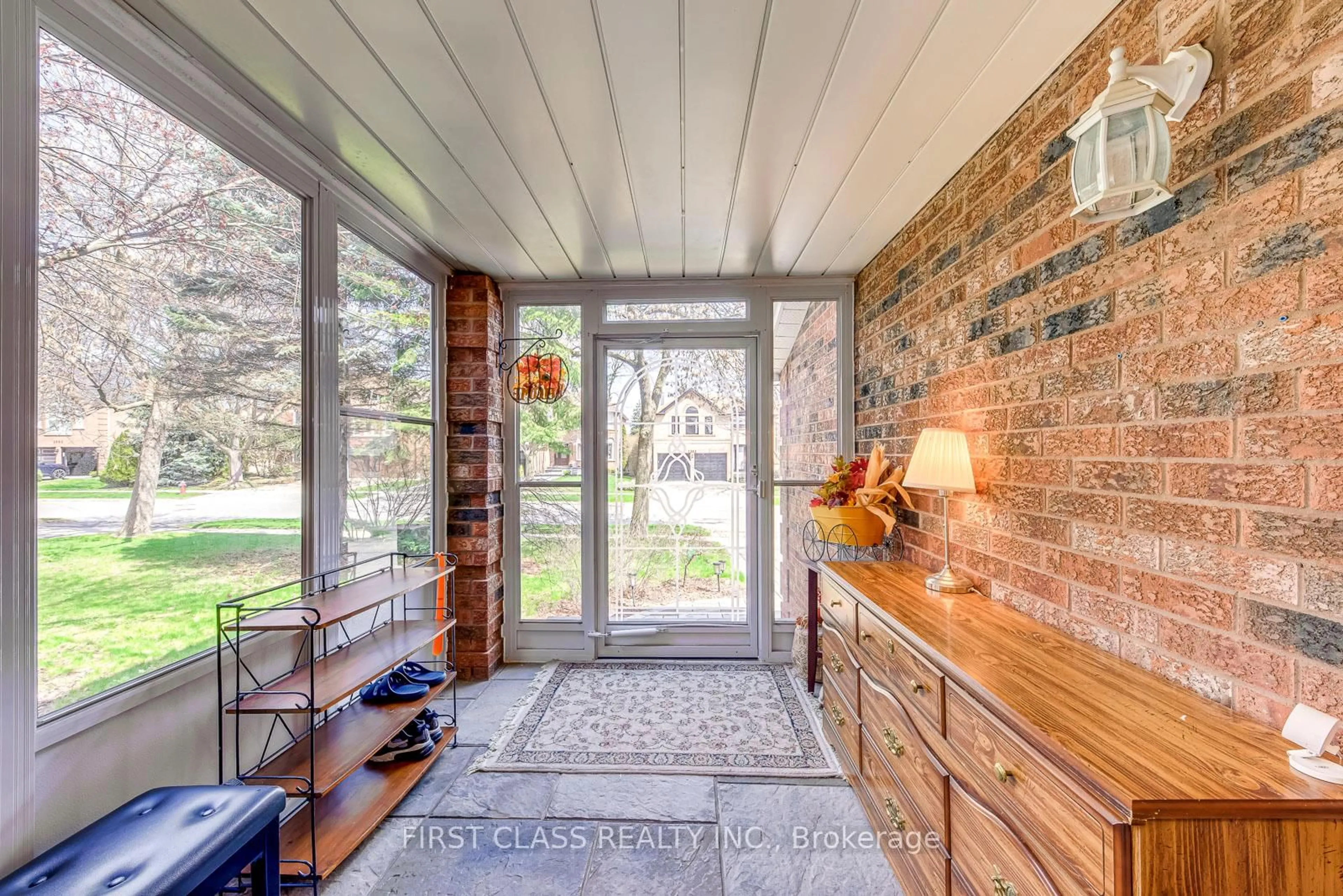 Indoor entryway for 1386 Silversmith Dr, Oakville Ontario L6M 2X4