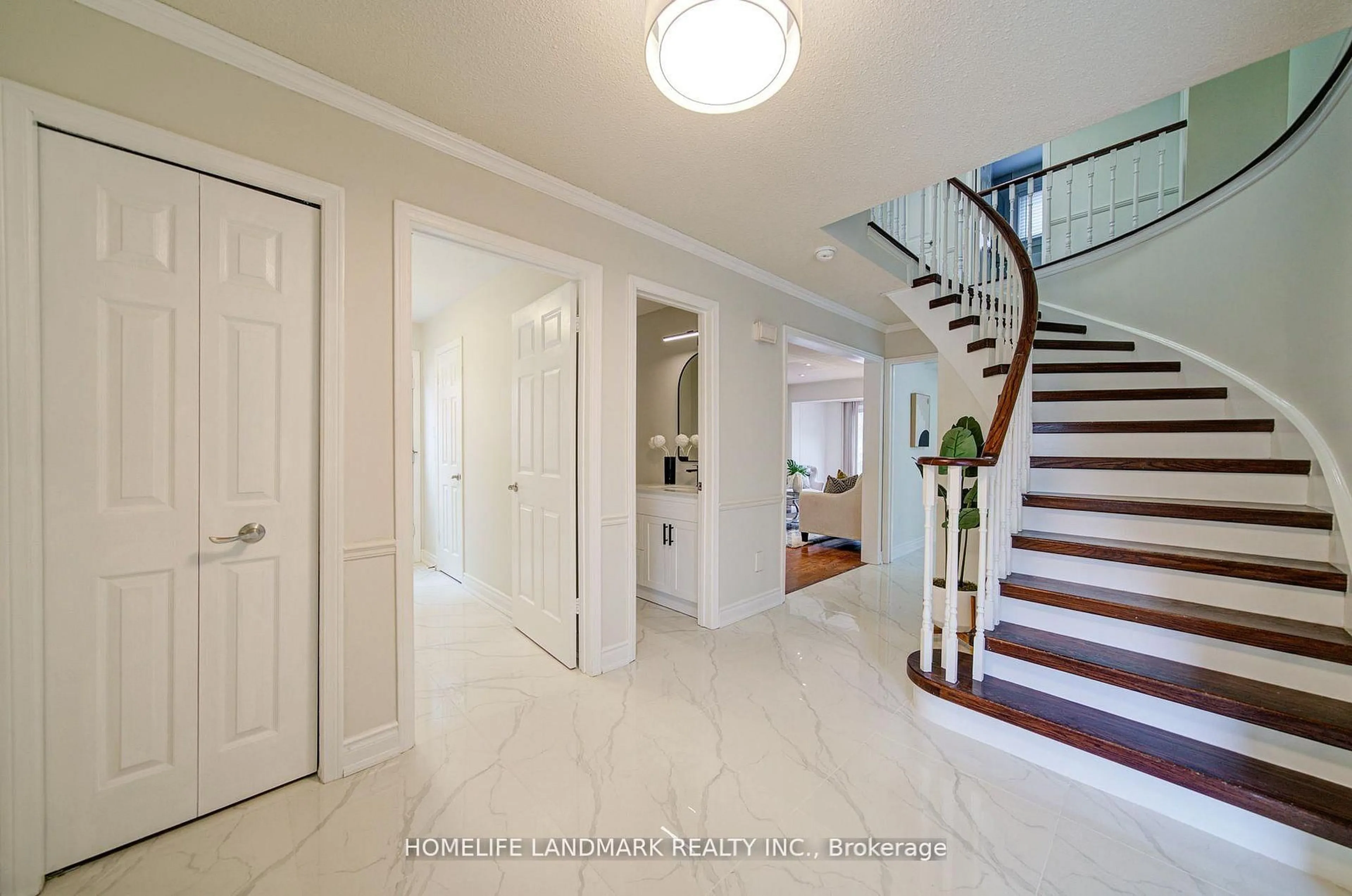 Indoor foyer for 1111 Deer Ru, Mississauga Ontario L5C 3P7