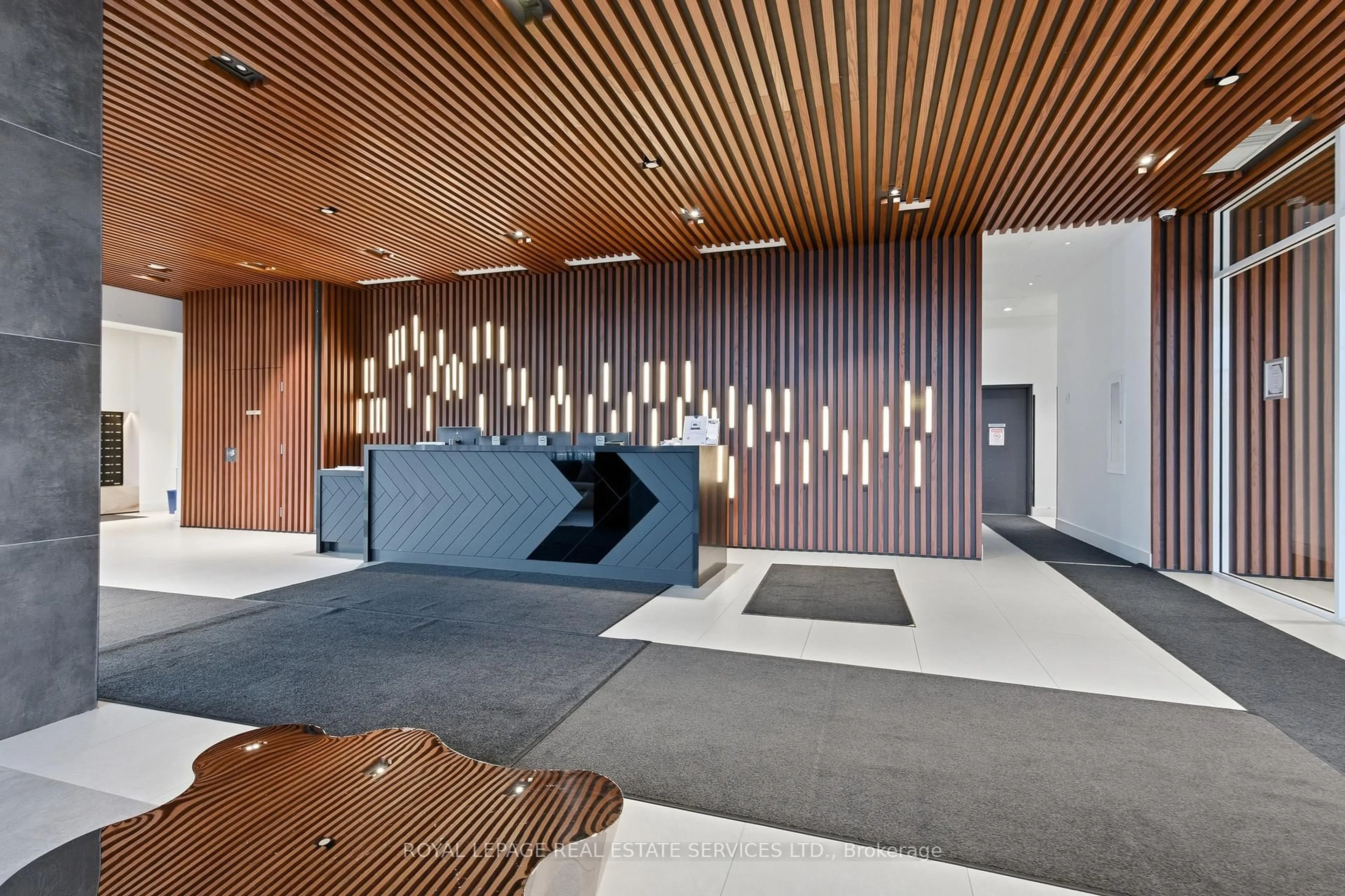 Indoor foyer for 297 Oak Walk Dr #314, Oakville Ontario L6H 3R6