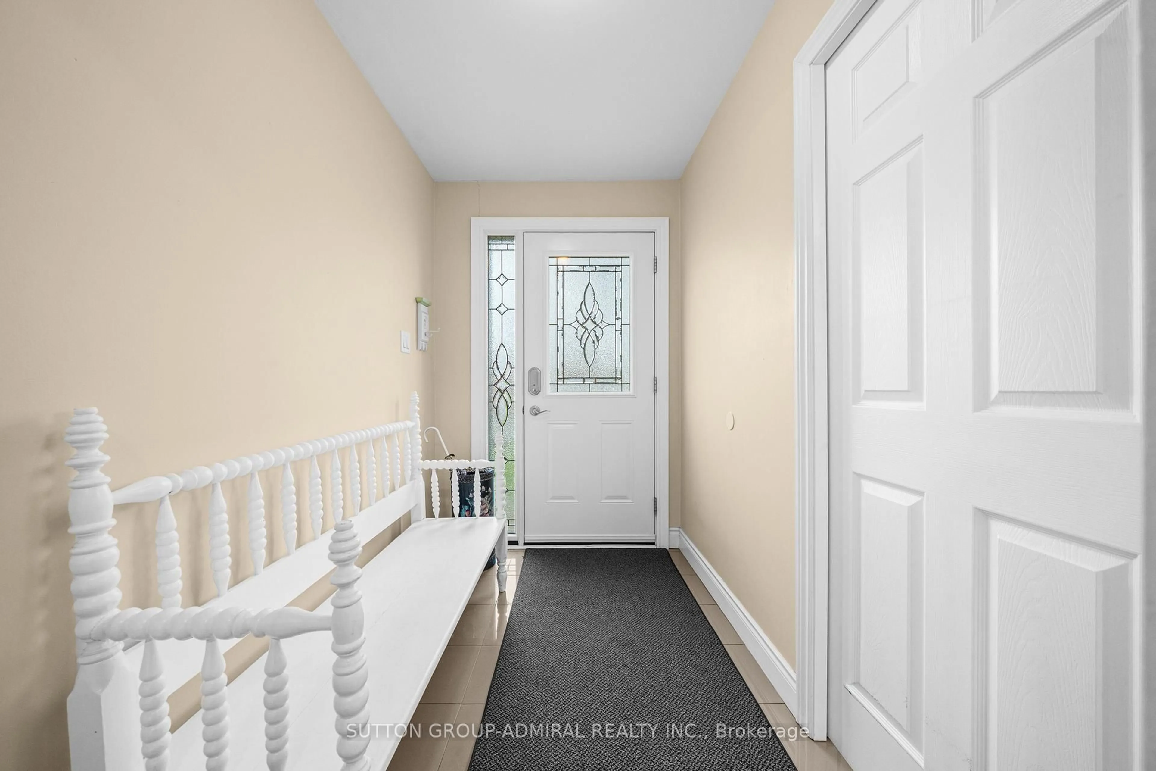 Indoor entryway for 1295 Napier Cres, Oakville Ontario L6H 2A5