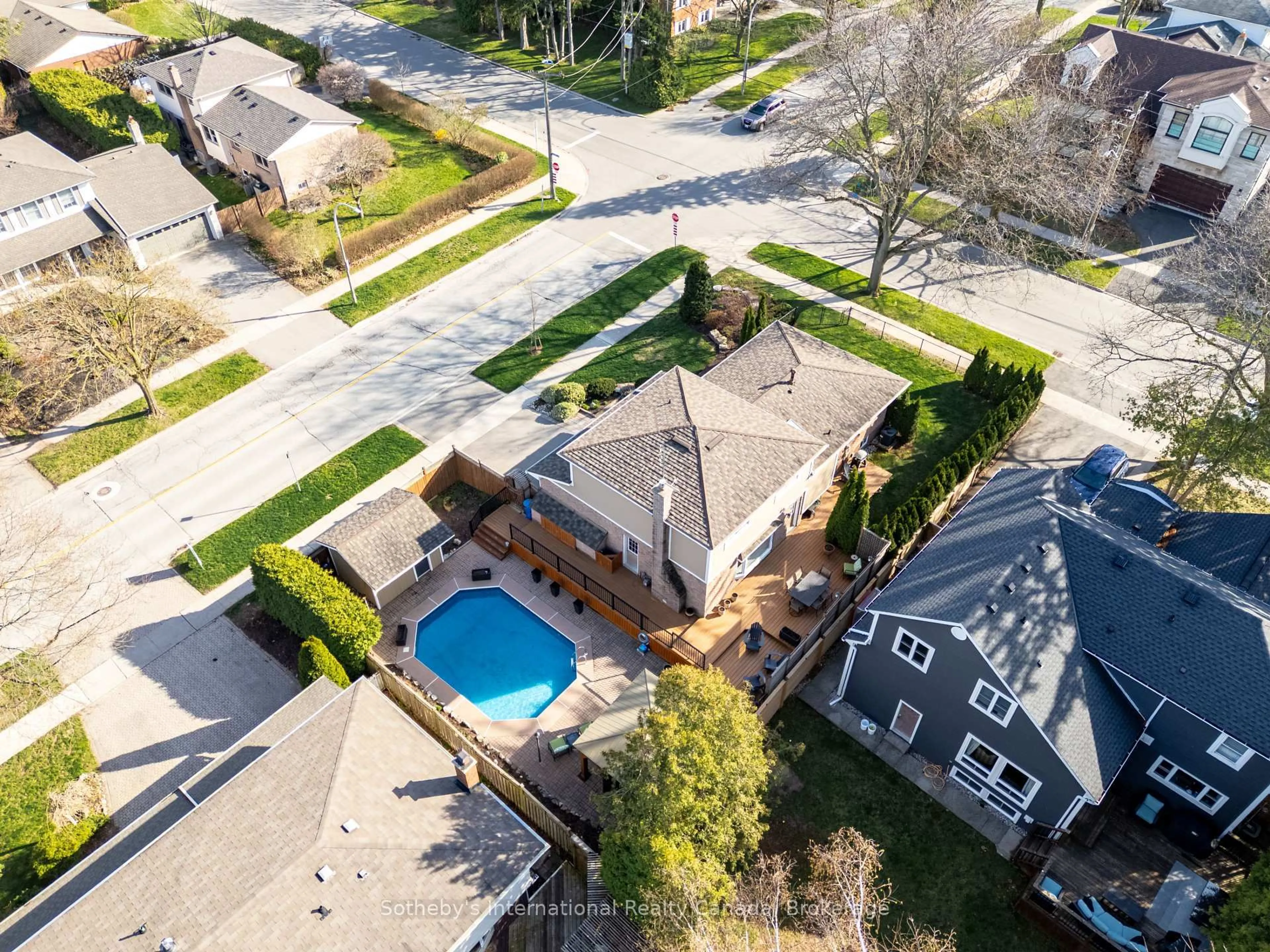 A pic from outside/outdoor area/front of a property/back of a property/a pic from drone, street for 4151 Spruce Ave, Burlington Ontario L7L 1K8