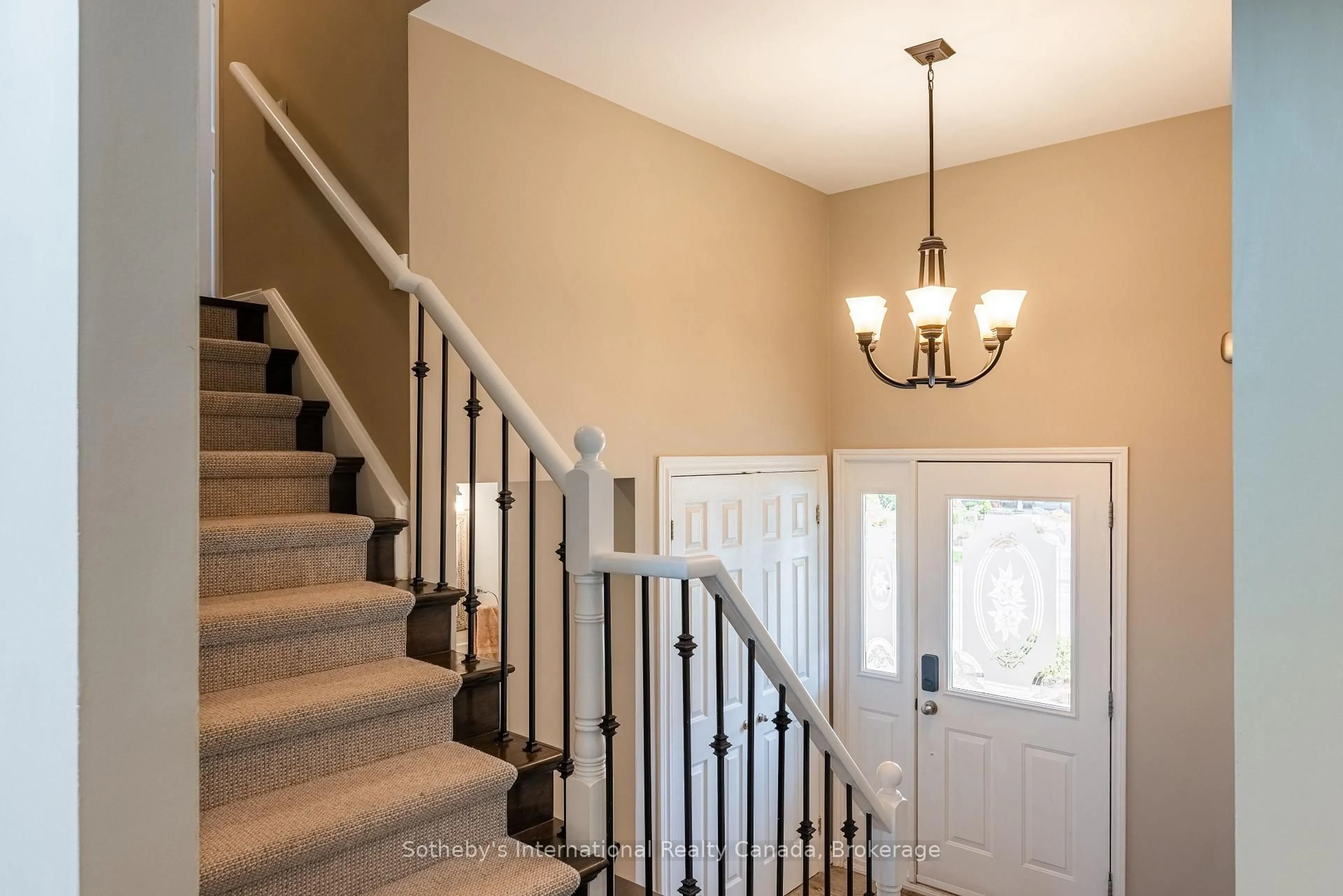 Indoor entryway for 4151 Spruce Ave, Burlington Ontario L7L 1K8