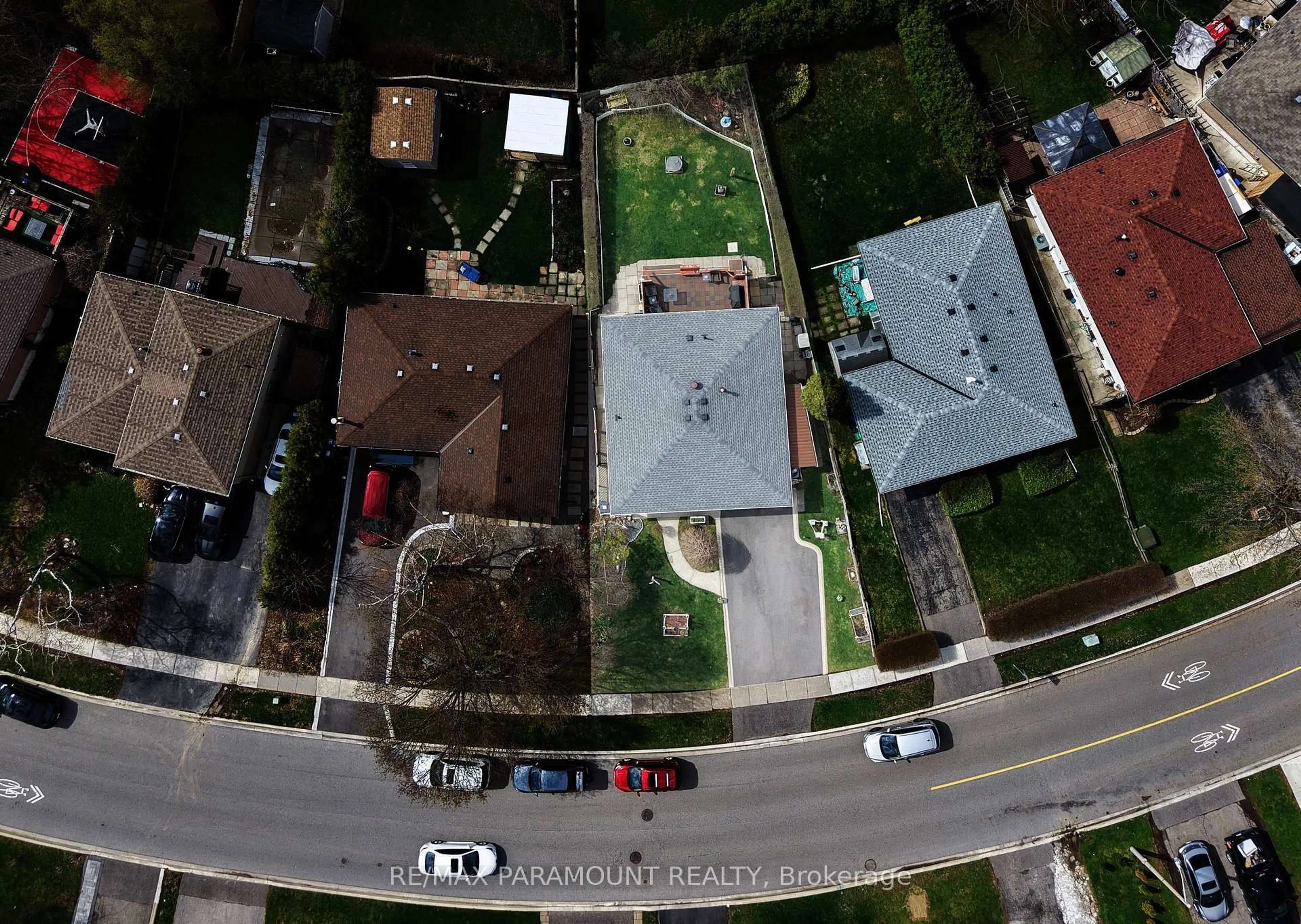 A pic from outside/outdoor area/front of a property/back of a property/a pic from drone, street for 263 Bartley Bull Pkwy, Brampton Ontario L6W 2L2