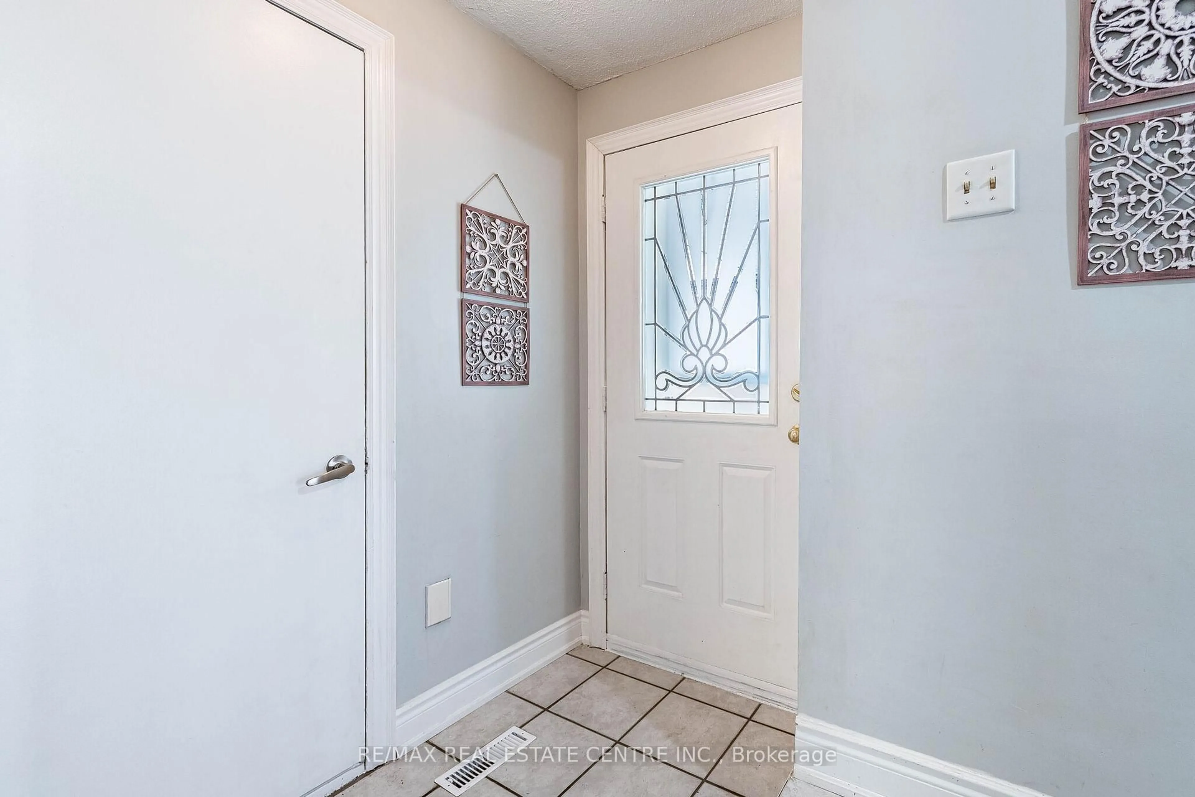 Indoor entryway for 34 Berkshire Sq, Brampton Ontario L6Z 1N4