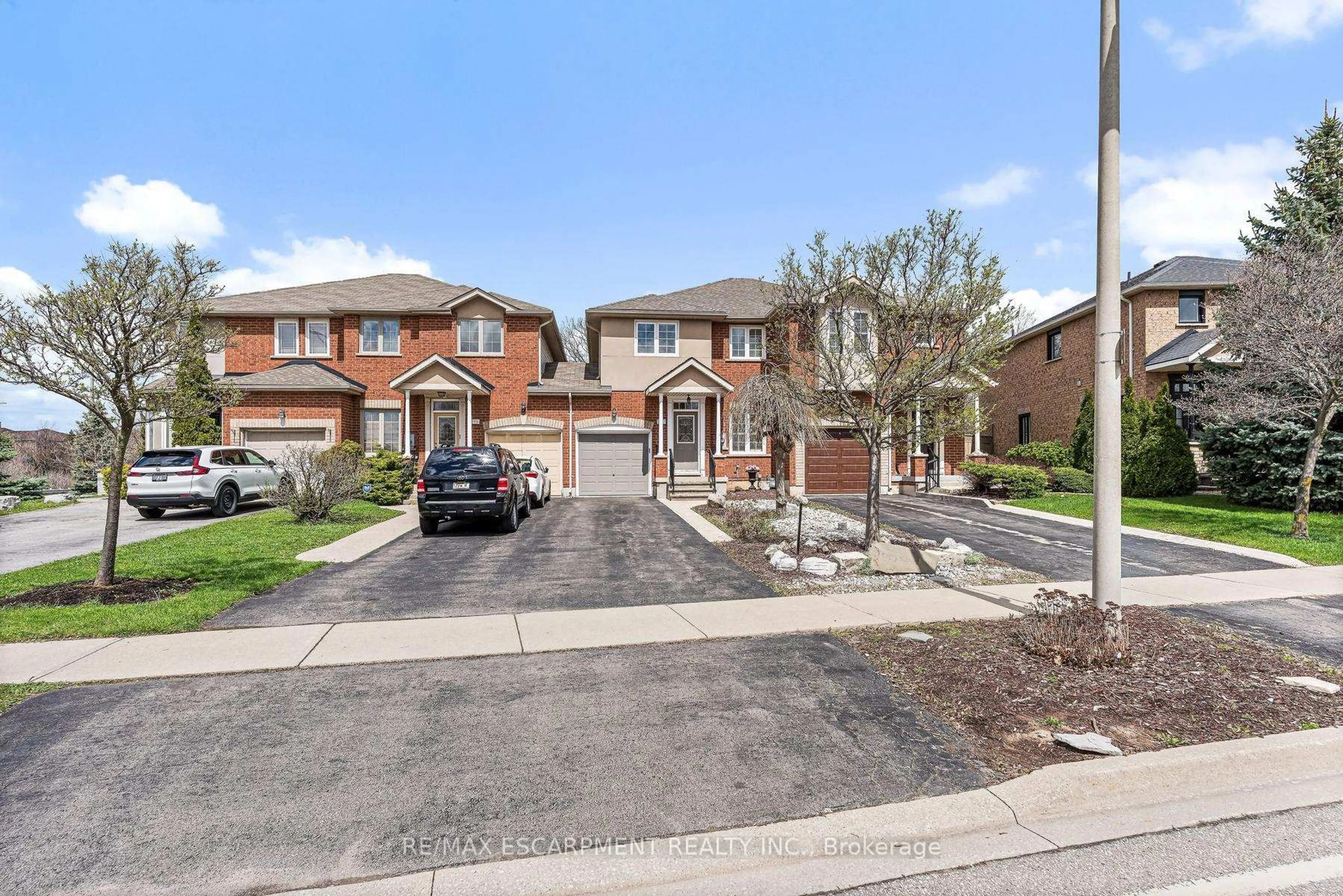 A pic from outside/outdoor area/front of a property/back of a property/a pic from drone, street for 2393 Dalebrook Dr, Oakville Ontario L6H 6K4