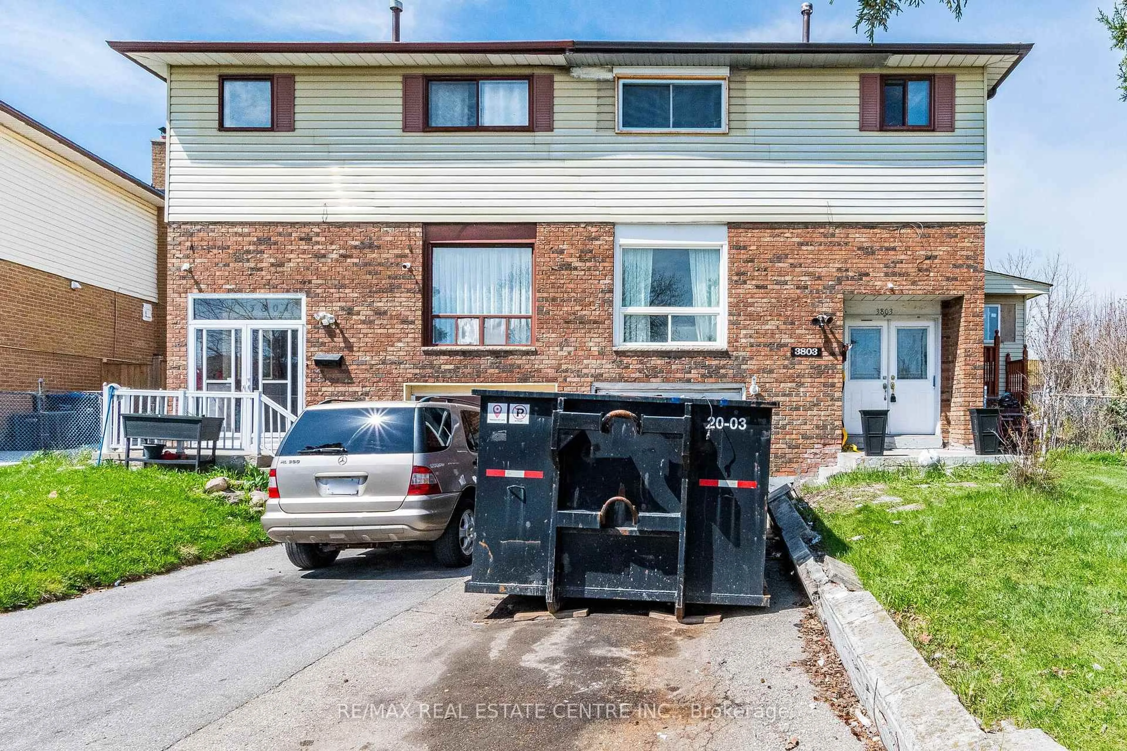 A pic from outside/outdoor area/front of a property/back of a property/a pic from drone, street for 3803 Keenan Cres, Mississauga Ontario L4T 3M1
