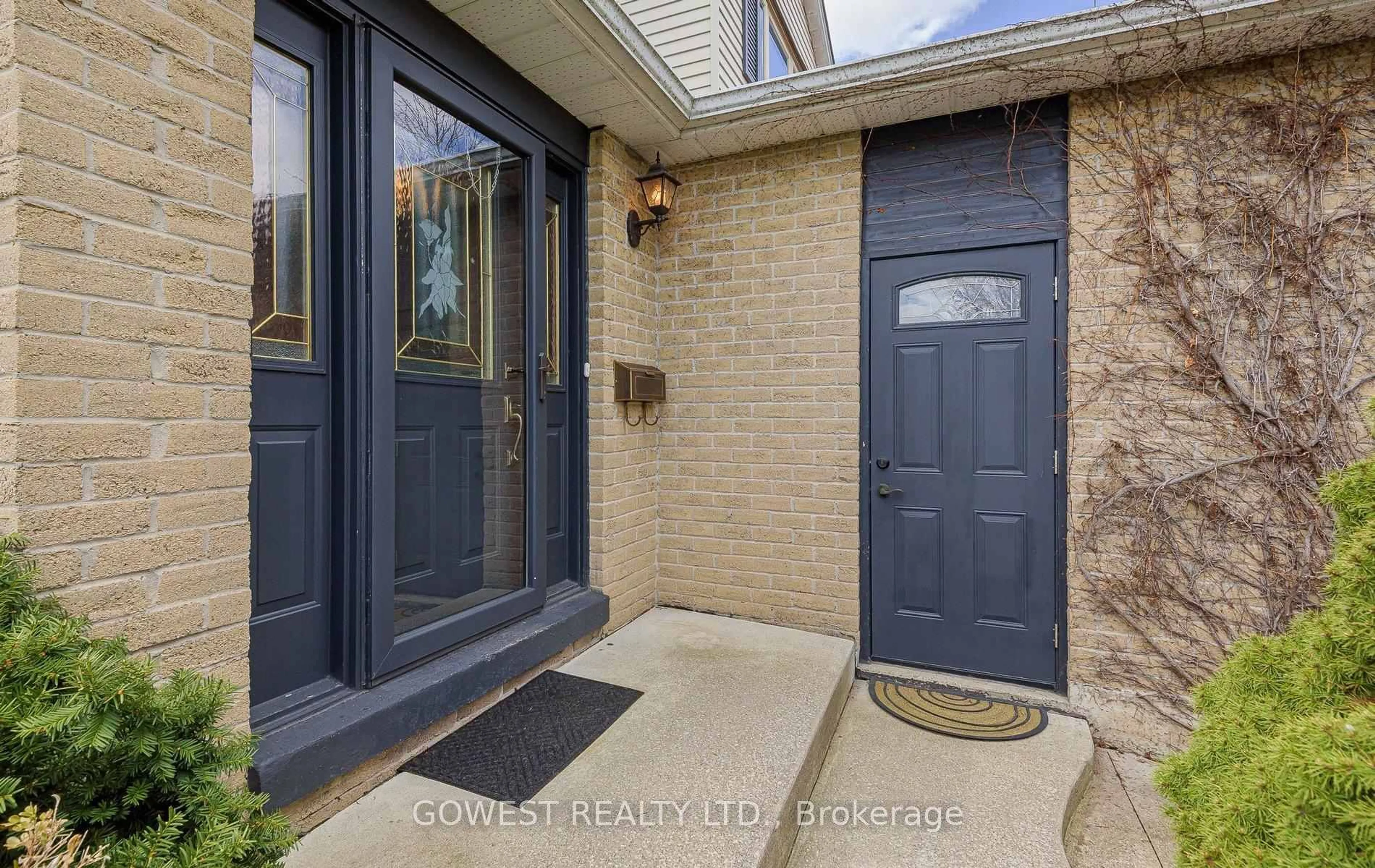 Indoor entryway for 6564 Edenwood Dr, Mississauga Ontario L5N 3L7