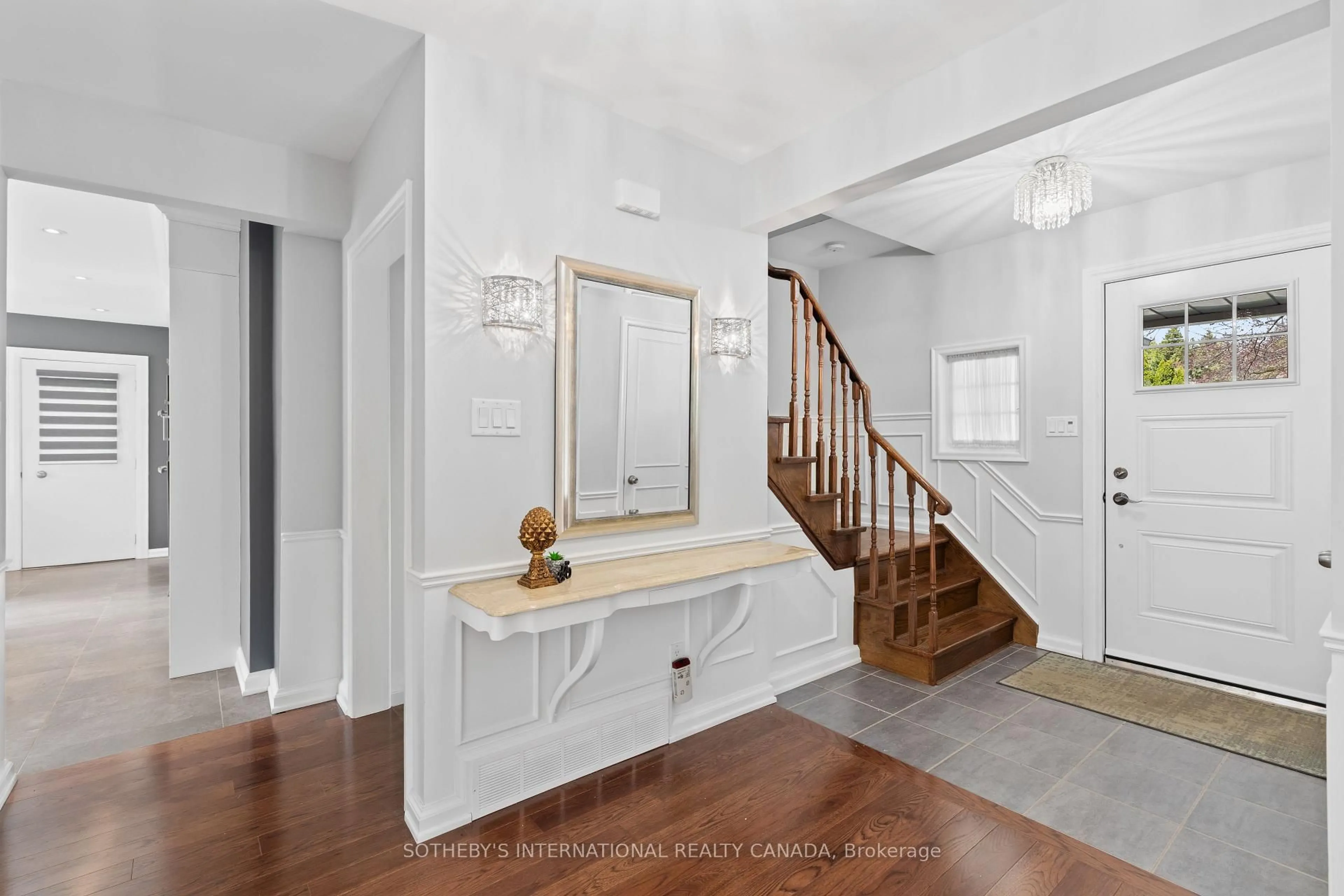 Indoor entryway for 4 Welbrooke Pl, Toronto Ontario M9B 5A3