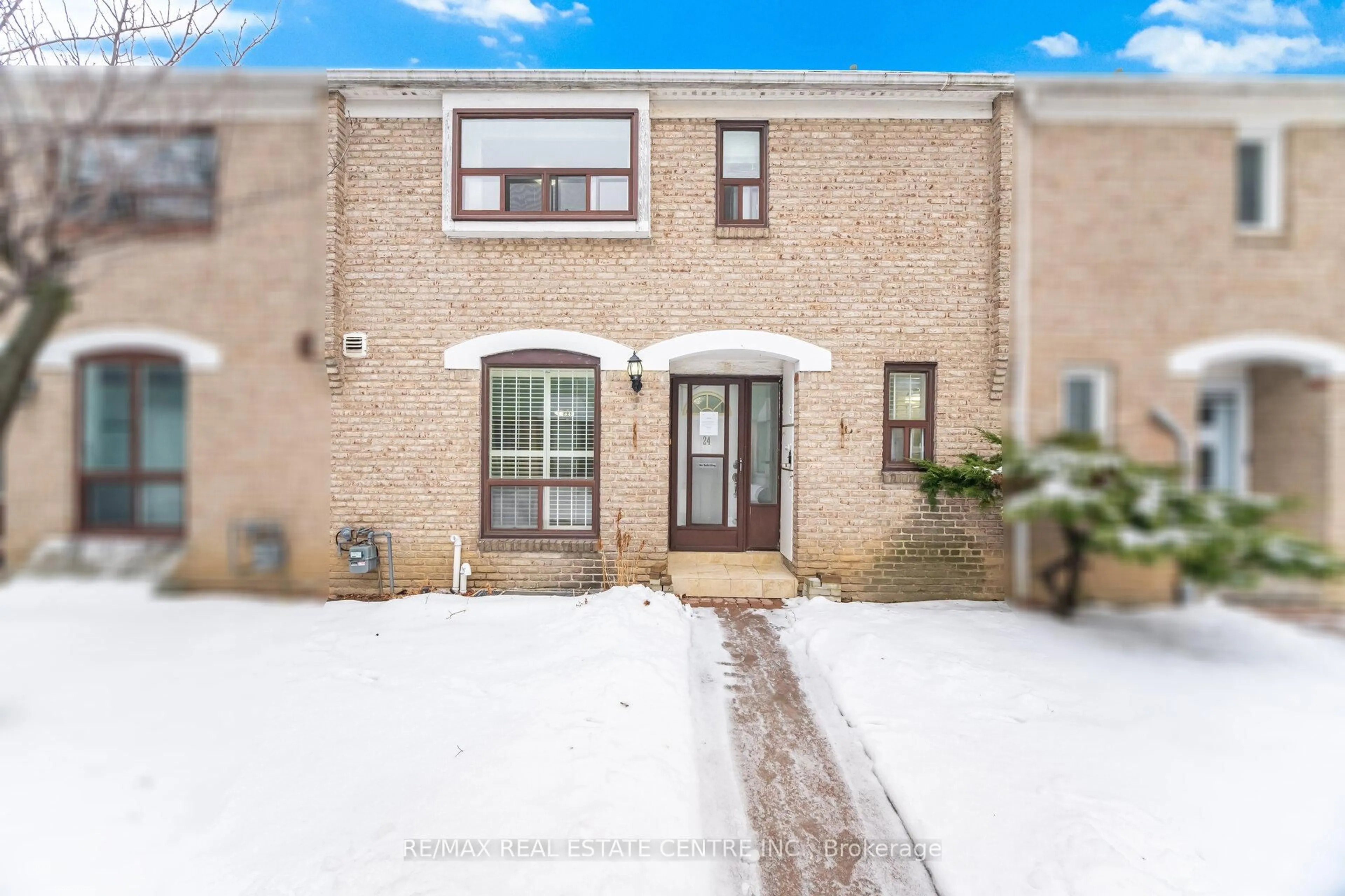 A pic from outside/outdoor area/front of a property/back of a property/a pic from drone, street for 25 Gosford Blvd #24, Toronto Ontario M3N 2G7