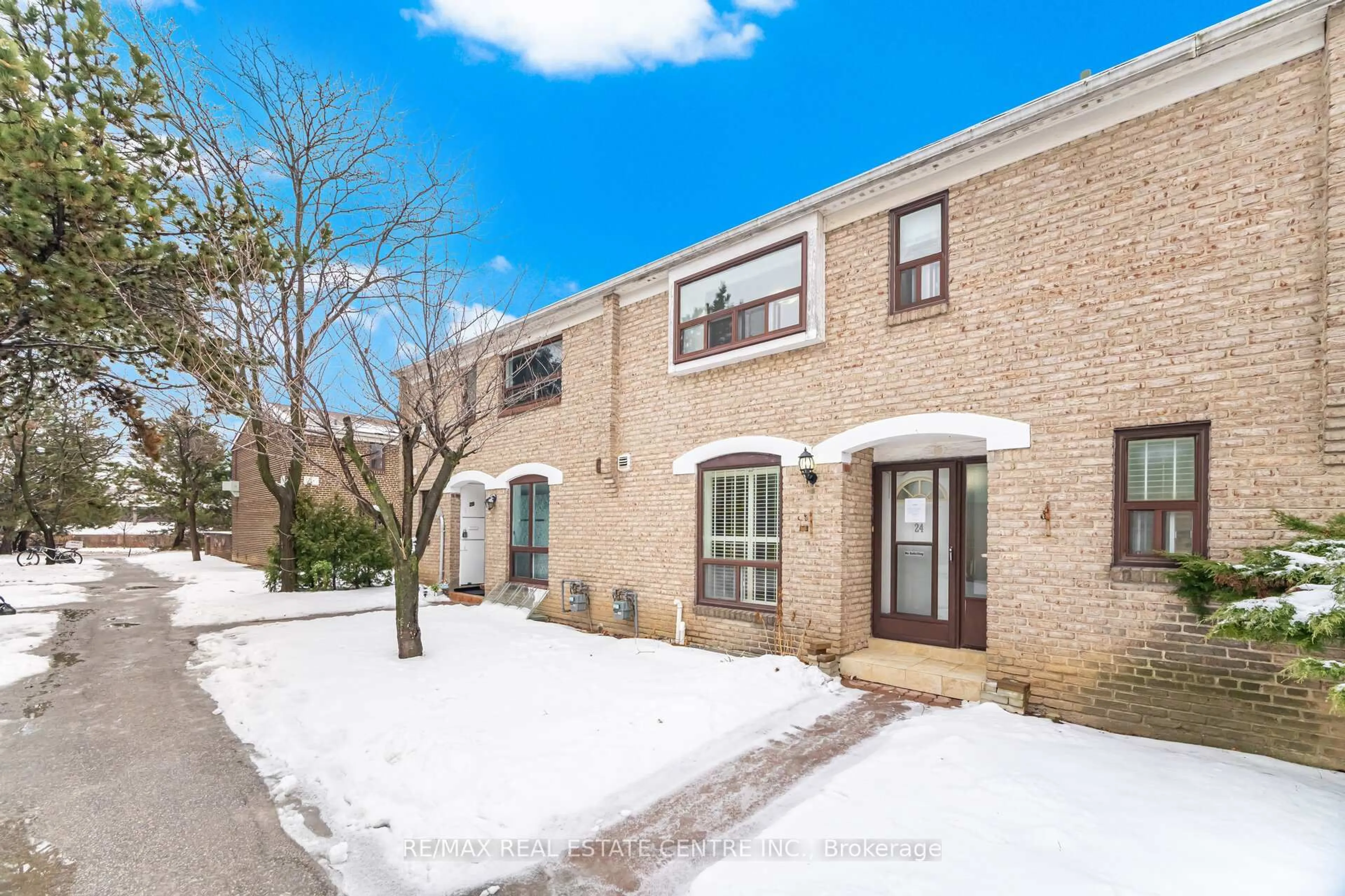 A pic from outside/outdoor area/front of a property/back of a property/a pic from drone, street for 25 Gosford Blvd #24, Toronto Ontario M3N 2G7