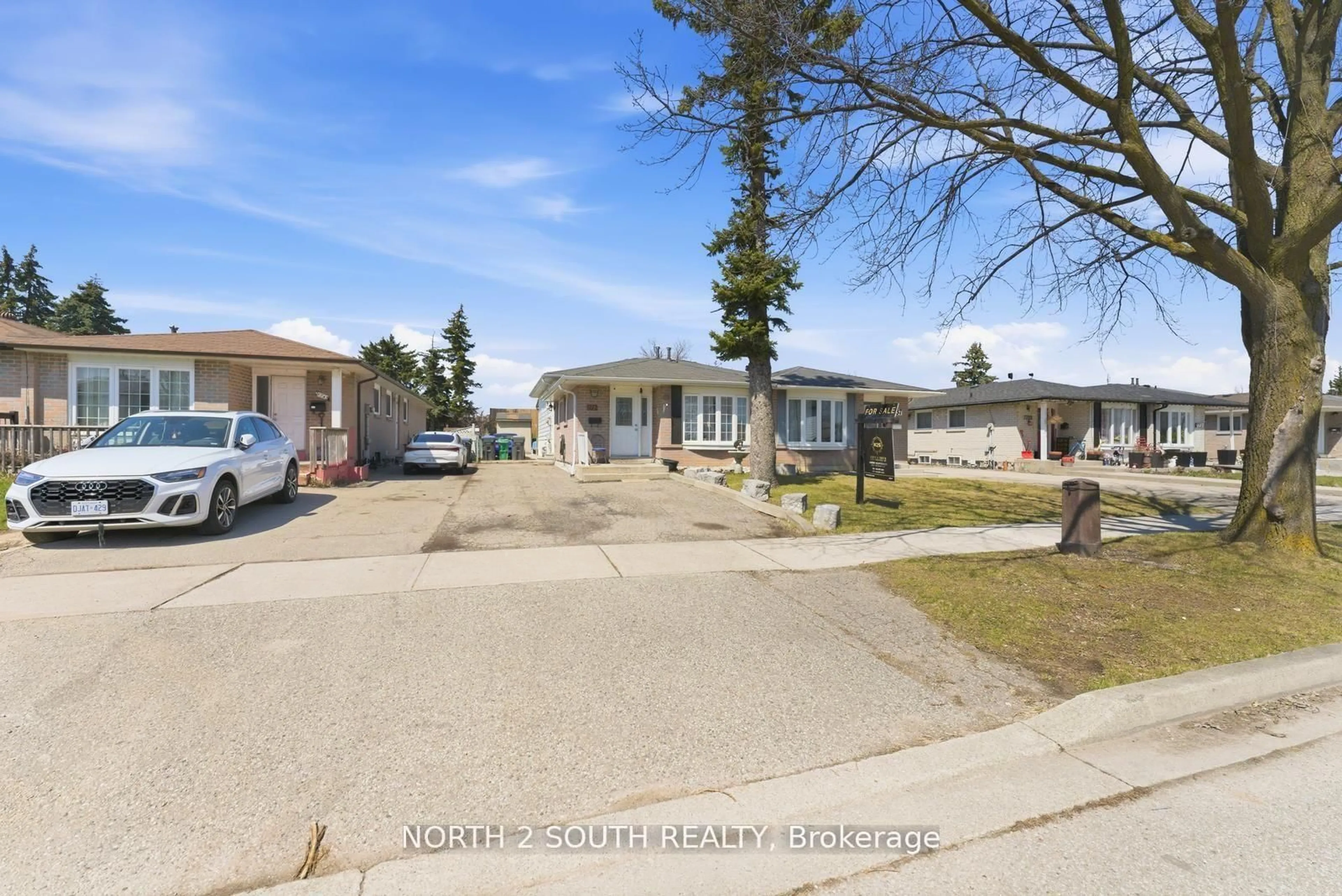 A pic from outside/outdoor area/front of a property/back of a property/a pic from drone, street for 7739 Priory Cres, Mississauga Ontario L4T 3H6