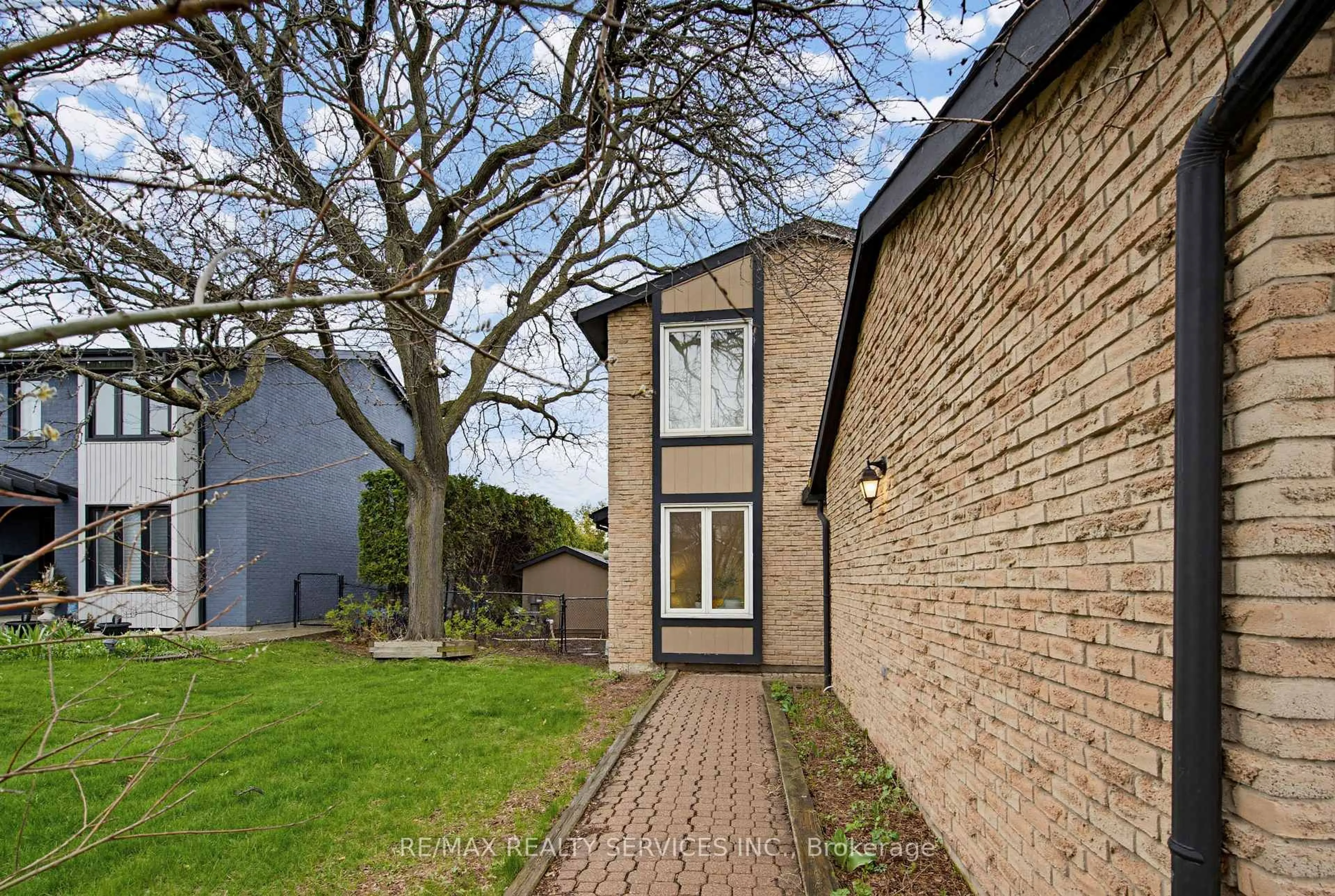 Home with brick exterior material, street for 2545 Folkway Dr, Mississauga Ontario L5L 2J9