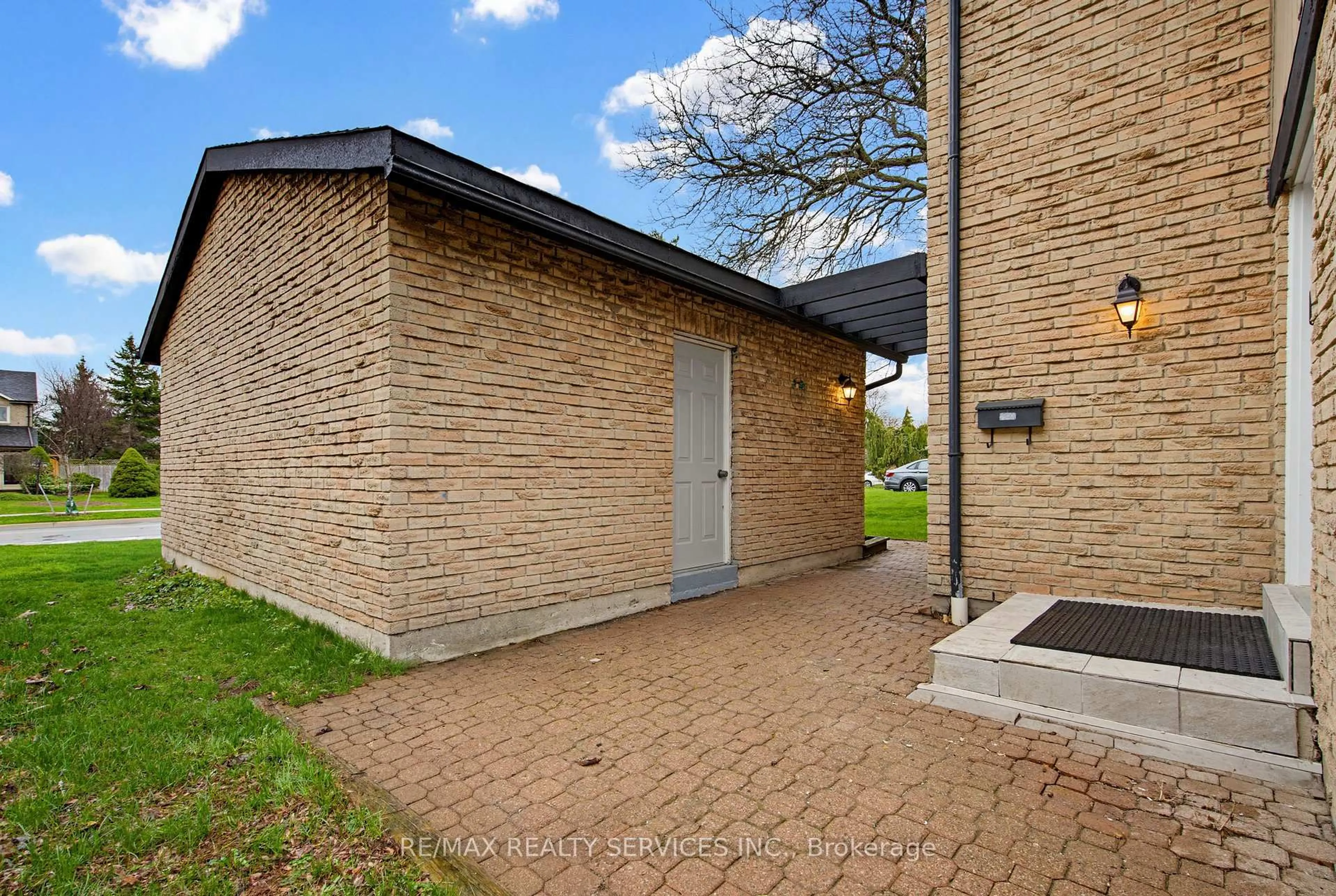 Home with brick exterior material, street for 2545 Folkway Dr, Mississauga Ontario L5L 2J9