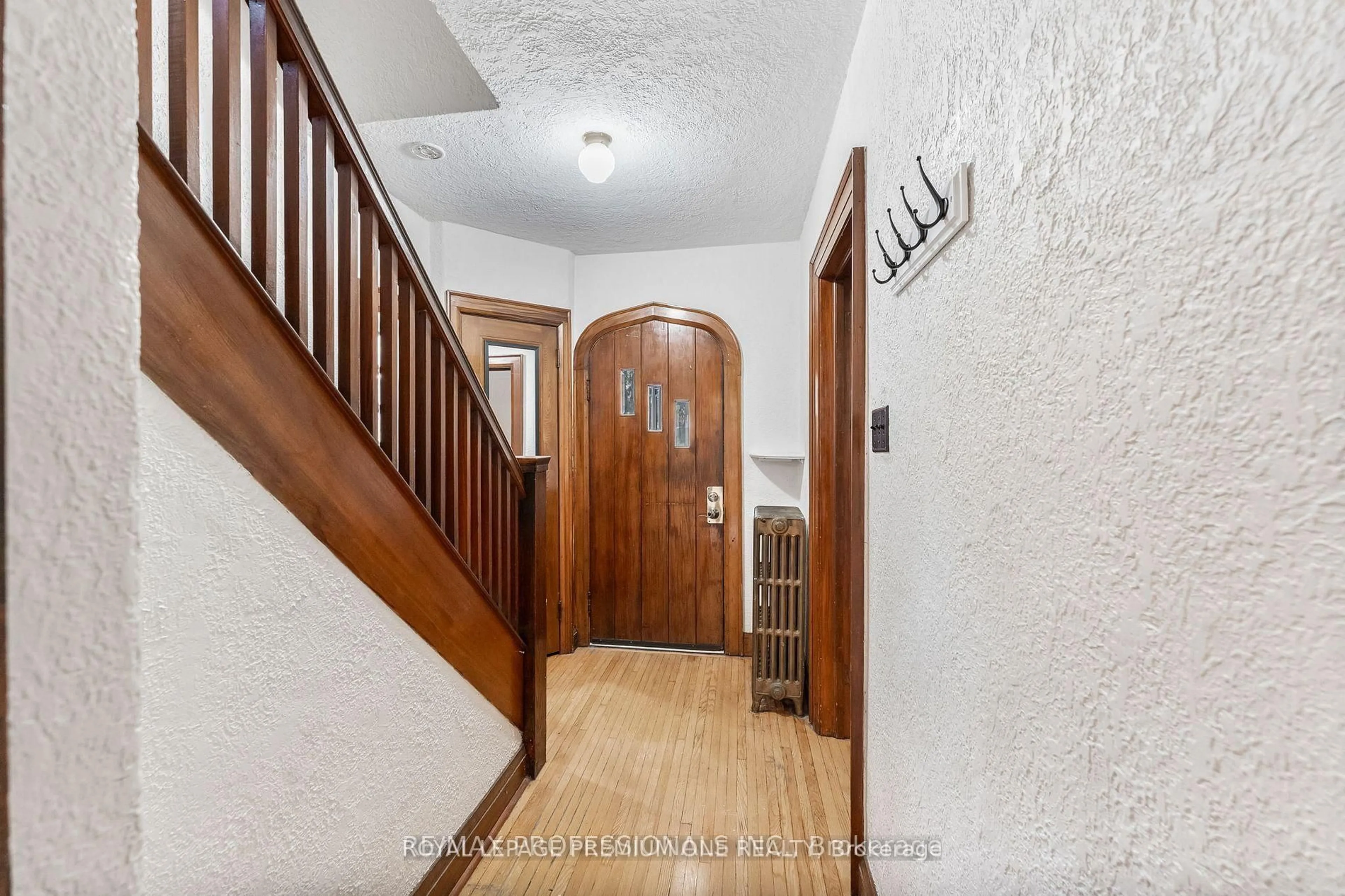 Indoor entryway for 61 Methuen Ave, Toronto Ontario M6S 1Z7