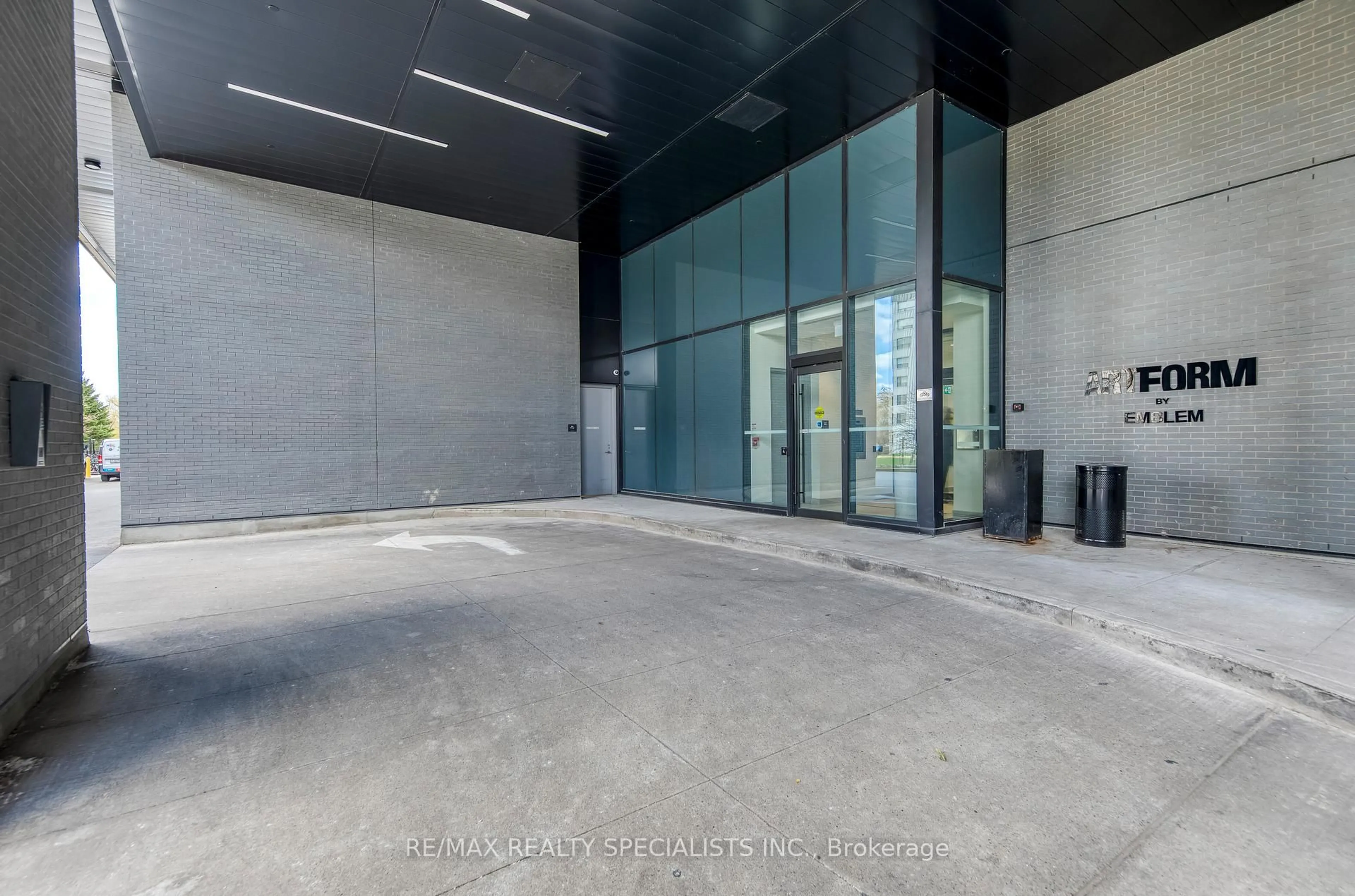 Indoor foyer for 86 Dundas St #1711, Mississauga Ontario L5A 1W4