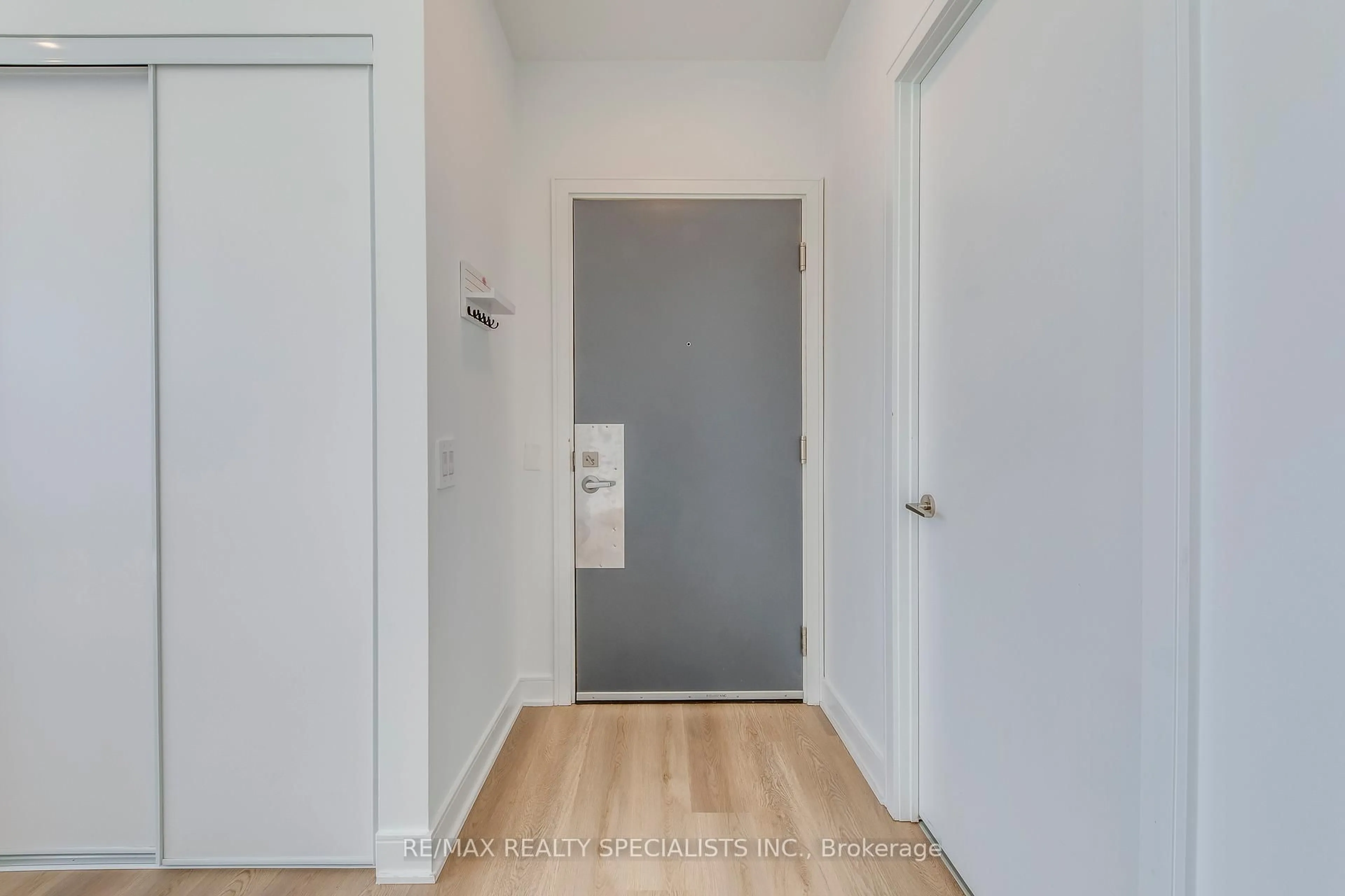 Indoor entryway for 86 Dundas St #1711, Mississauga Ontario L5A 1W4