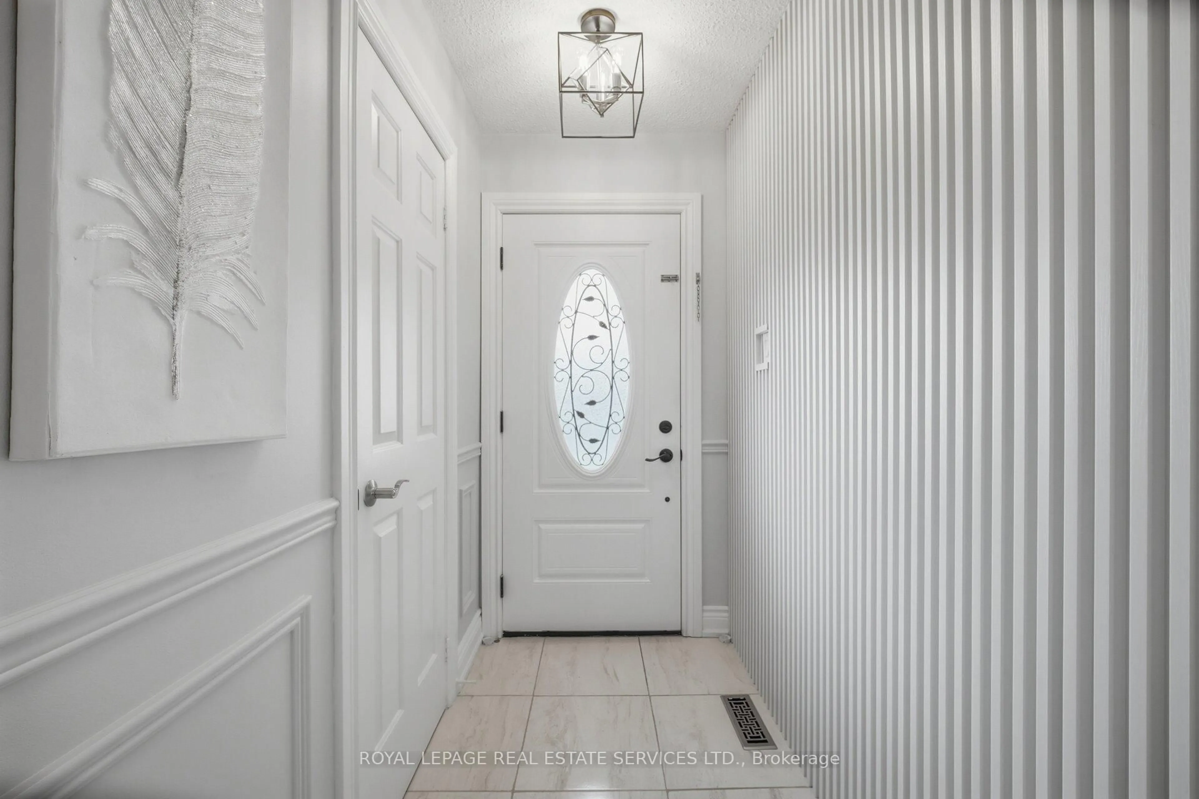Indoor entryway for 4679 Drakestone Cres, Mississauga Ontario L5R 1K7