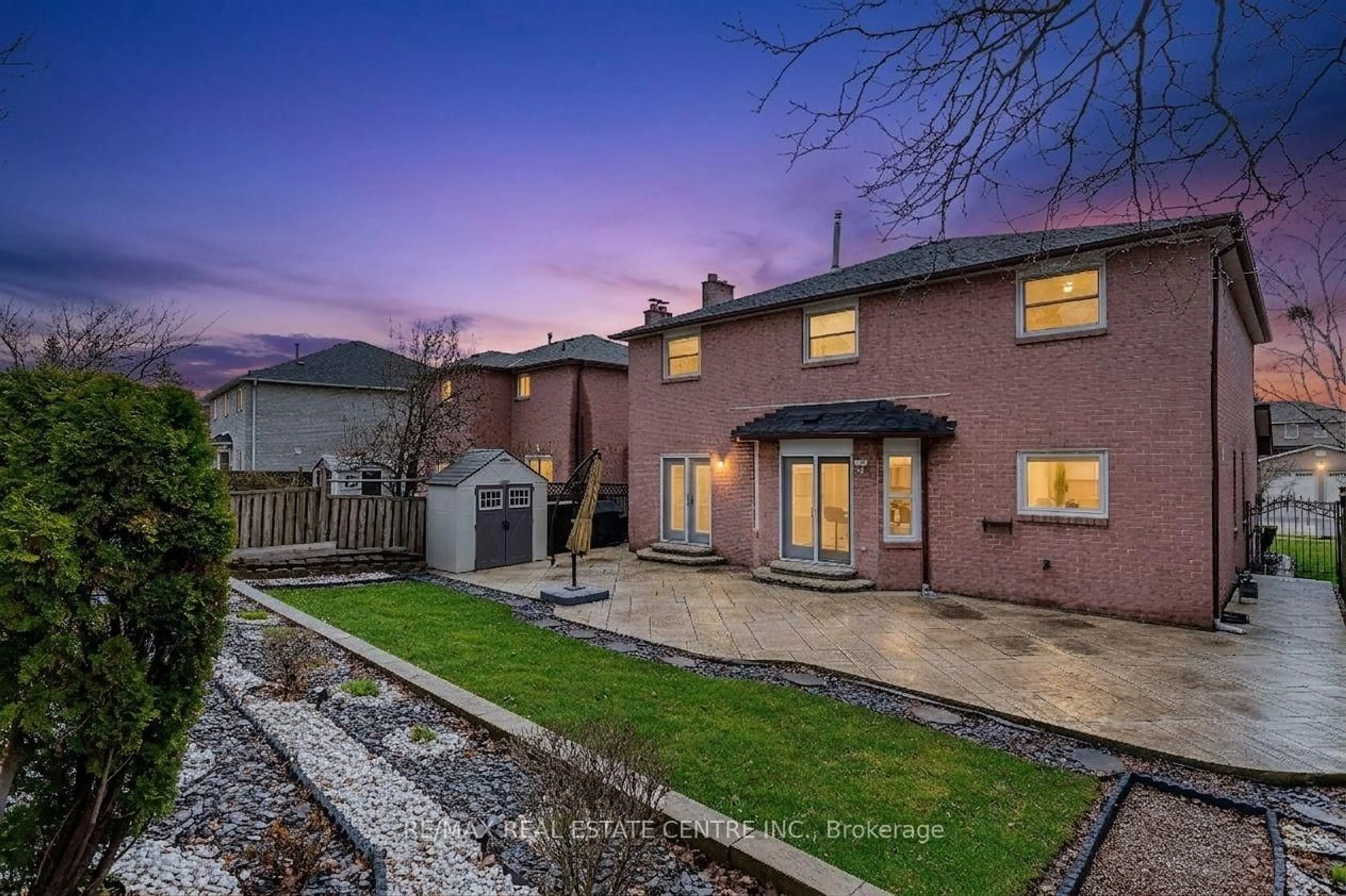 A pic from outside/outdoor area/front of a property/back of a property/a pic from drone, street for 339 Parklane Rd, Oakville Ontario L6H 4J4