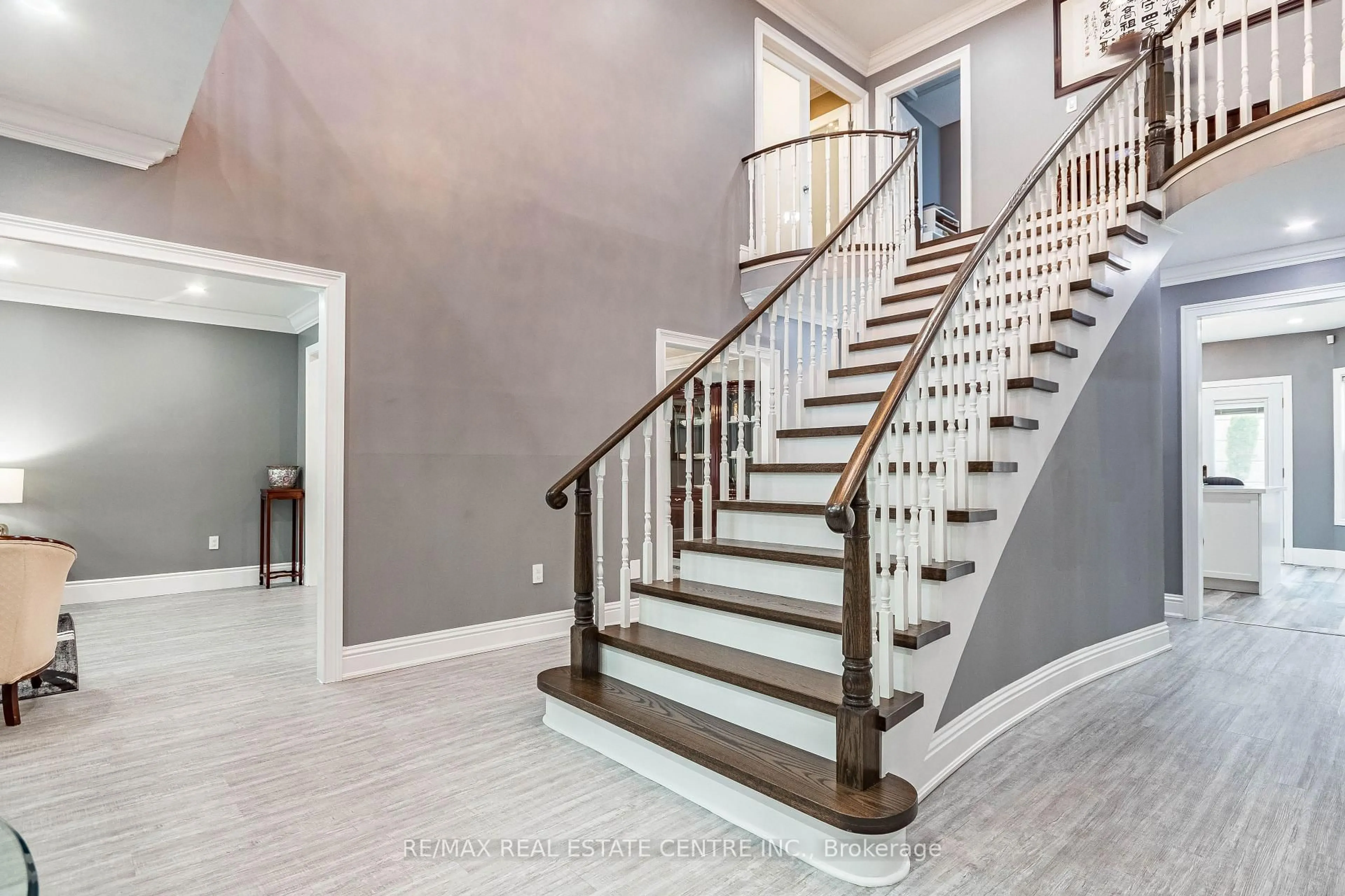 Stairs for 339 Parklane Rd, Oakville Ontario L6H 4J4