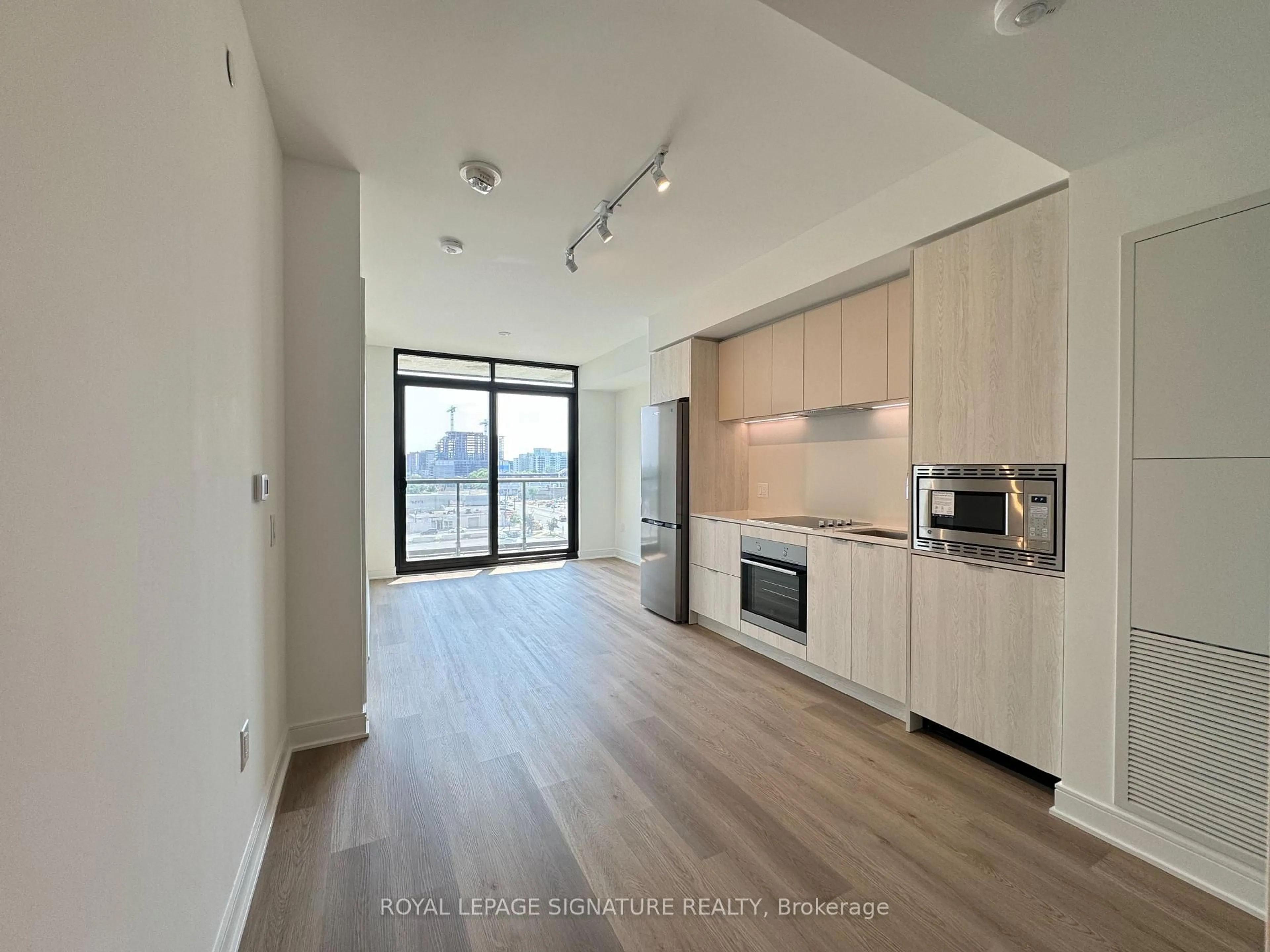 Open concept kitchen, wood/laminate floor for 86 Dundas St #623, Mississauga Ontario L5A 1W4