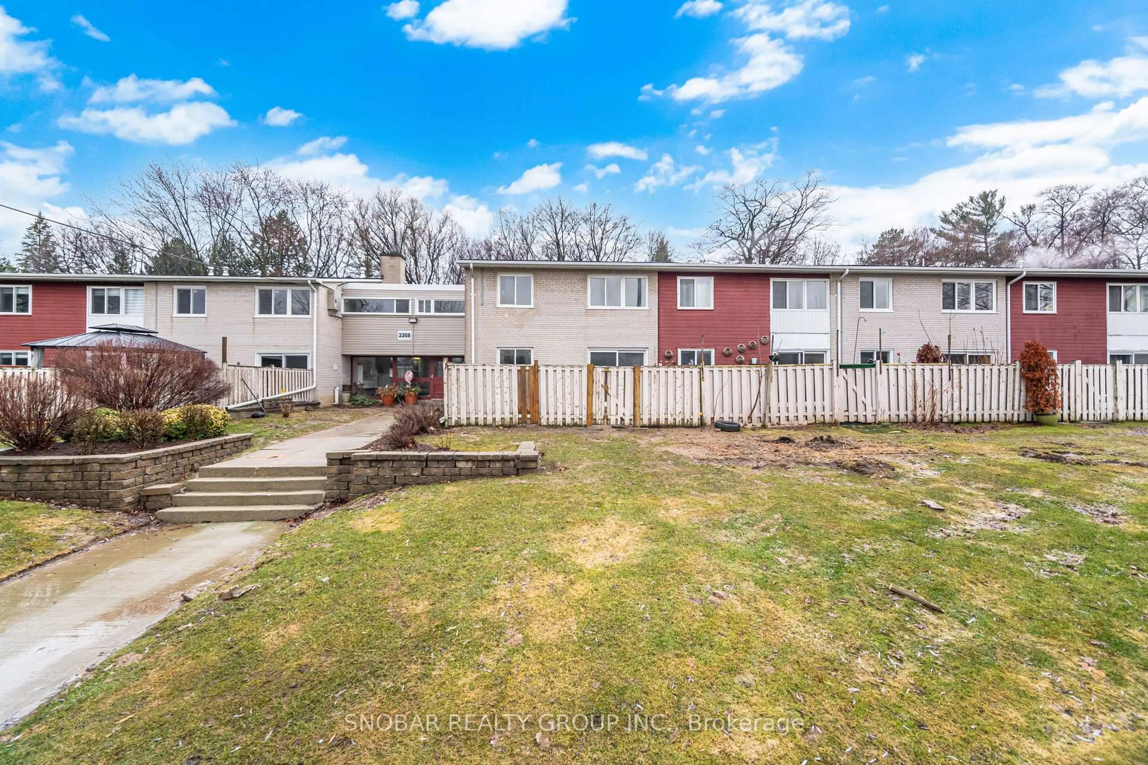 A pic from outside/outdoor area/front of a property/back of a property/a pic from drone, street for 3308 The Credit Woodlands #11, Mississauga Ontario L5C 2J8