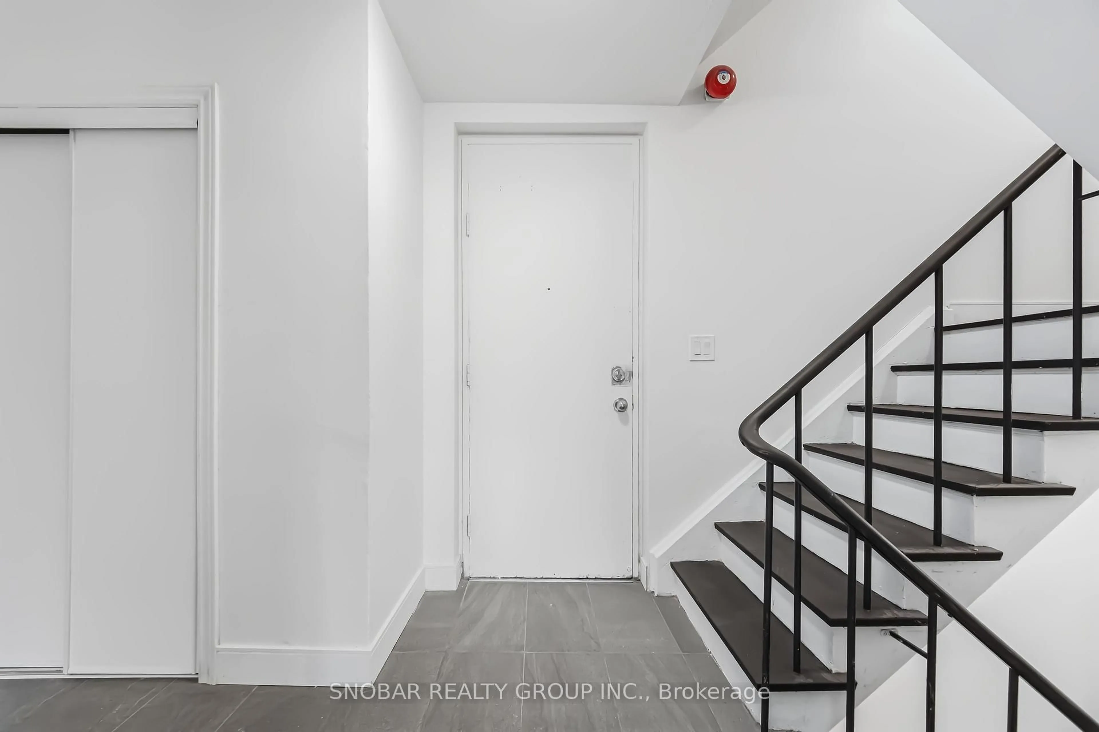 Indoor entryway for 3308 The Credit Woodlands #11, Mississauga Ontario L5C 2J8