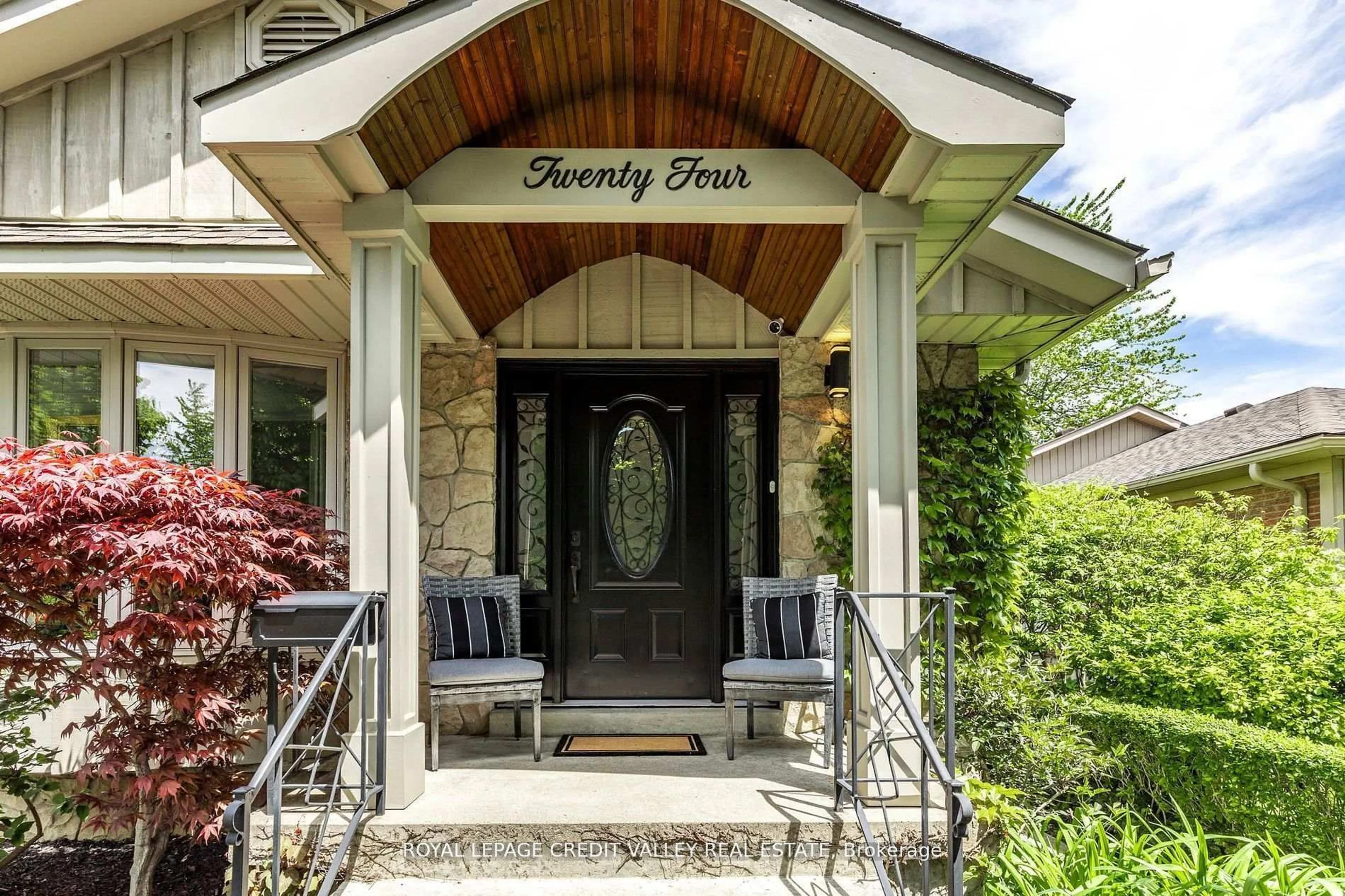 Indoor entryway for 24 Ladore Dr, Brampton Ontario L6Y 1V5