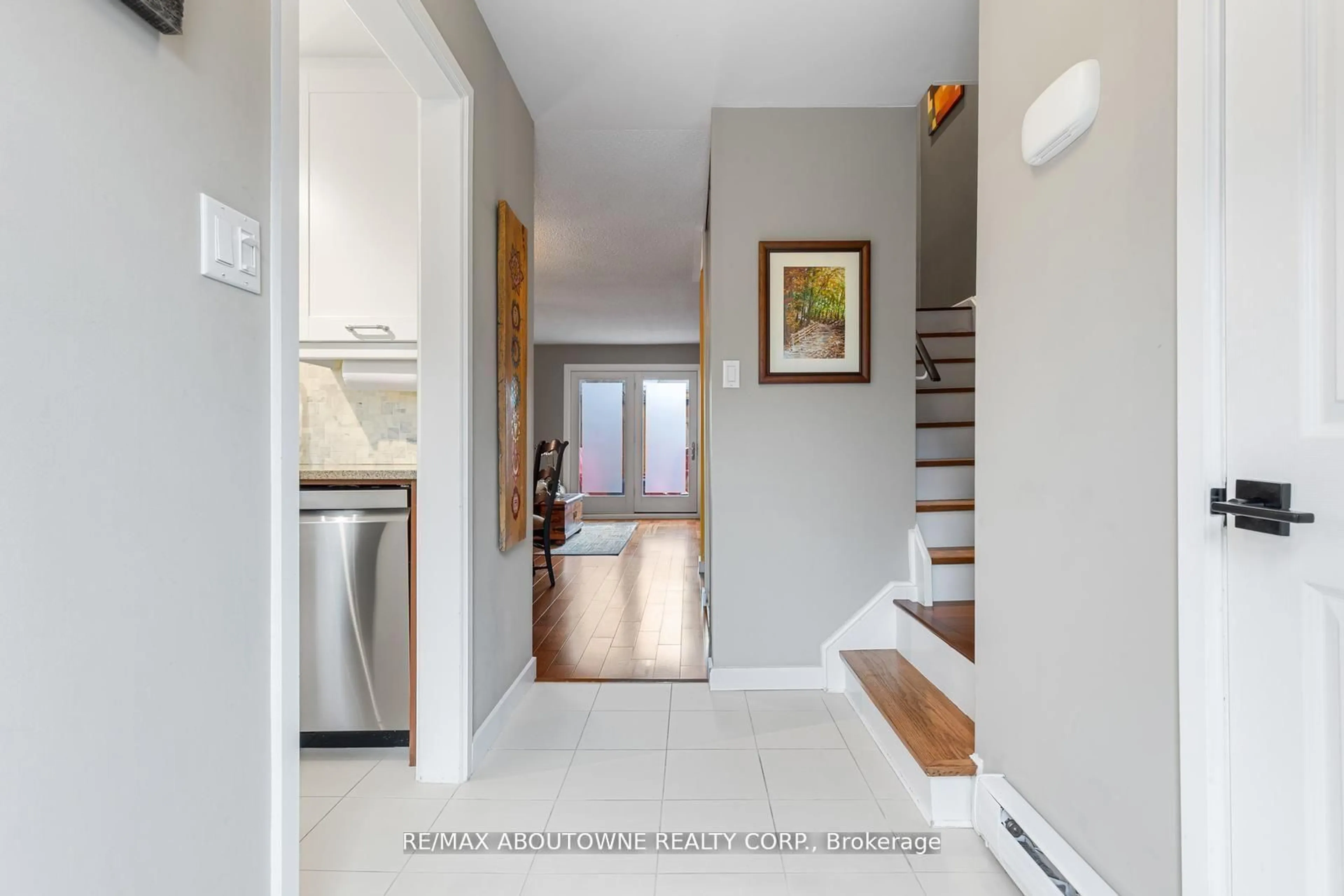 Indoor entryway for 71 Sarah Lane, Oakville Ontario L6L 3V2