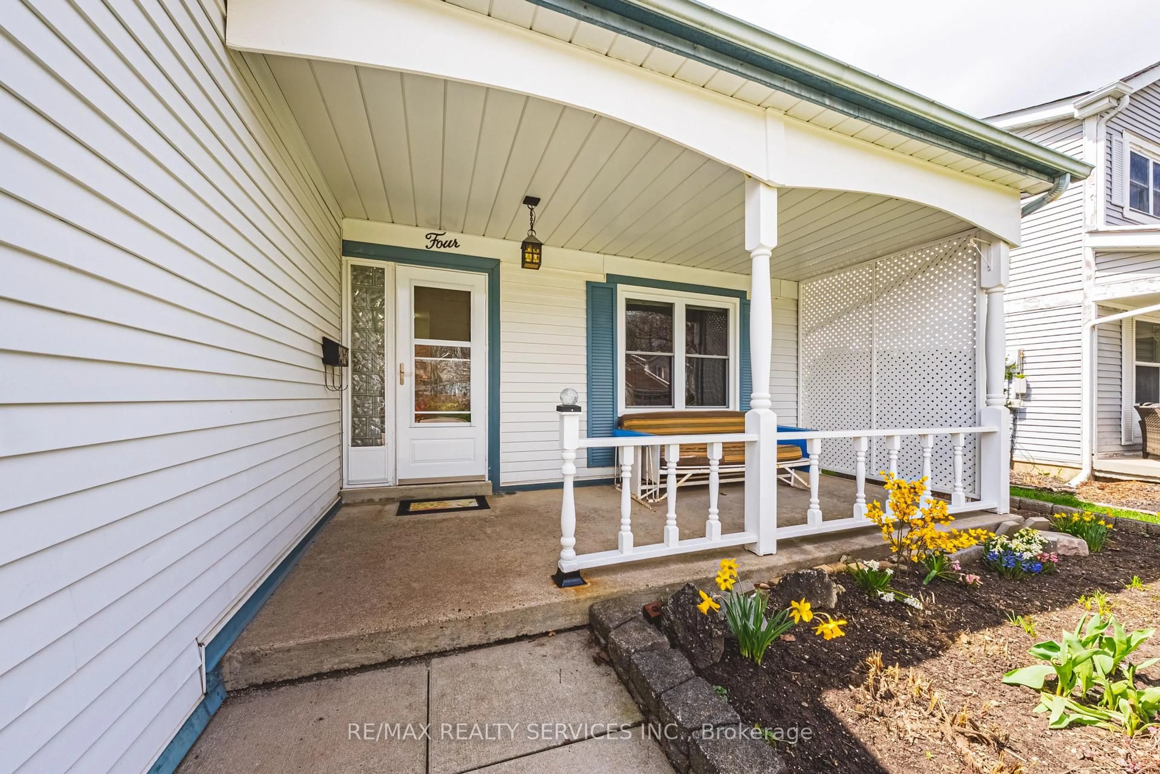 Indoor entryway for 4 Mount Forest Dr, Brampton Ontario L6Z 1B7