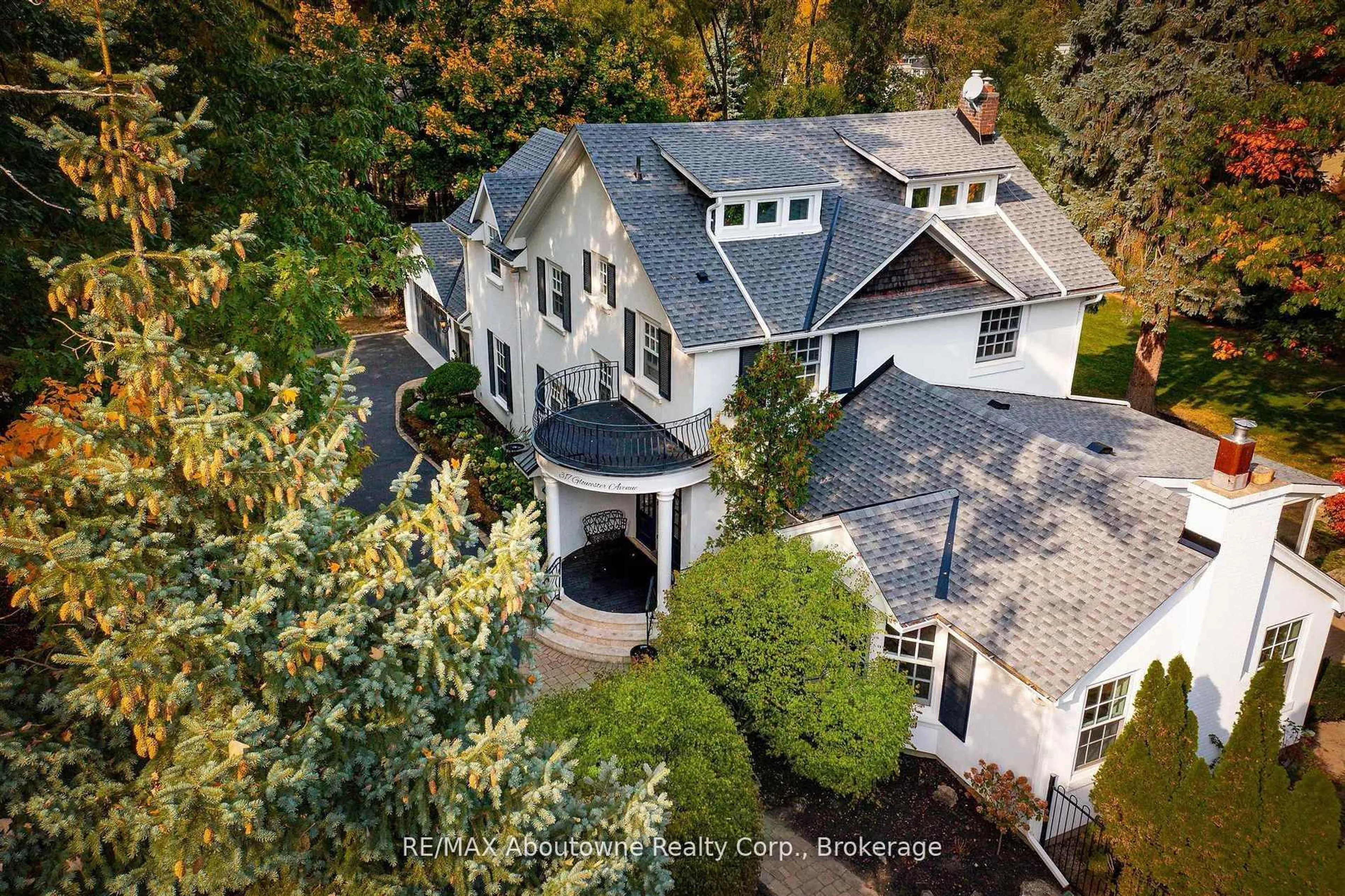 A pic from outside/outdoor area/front of a property/back of a property/a pic from drone, street for 317 Gloucester Ave, Oakville Ontario L6J 3W8