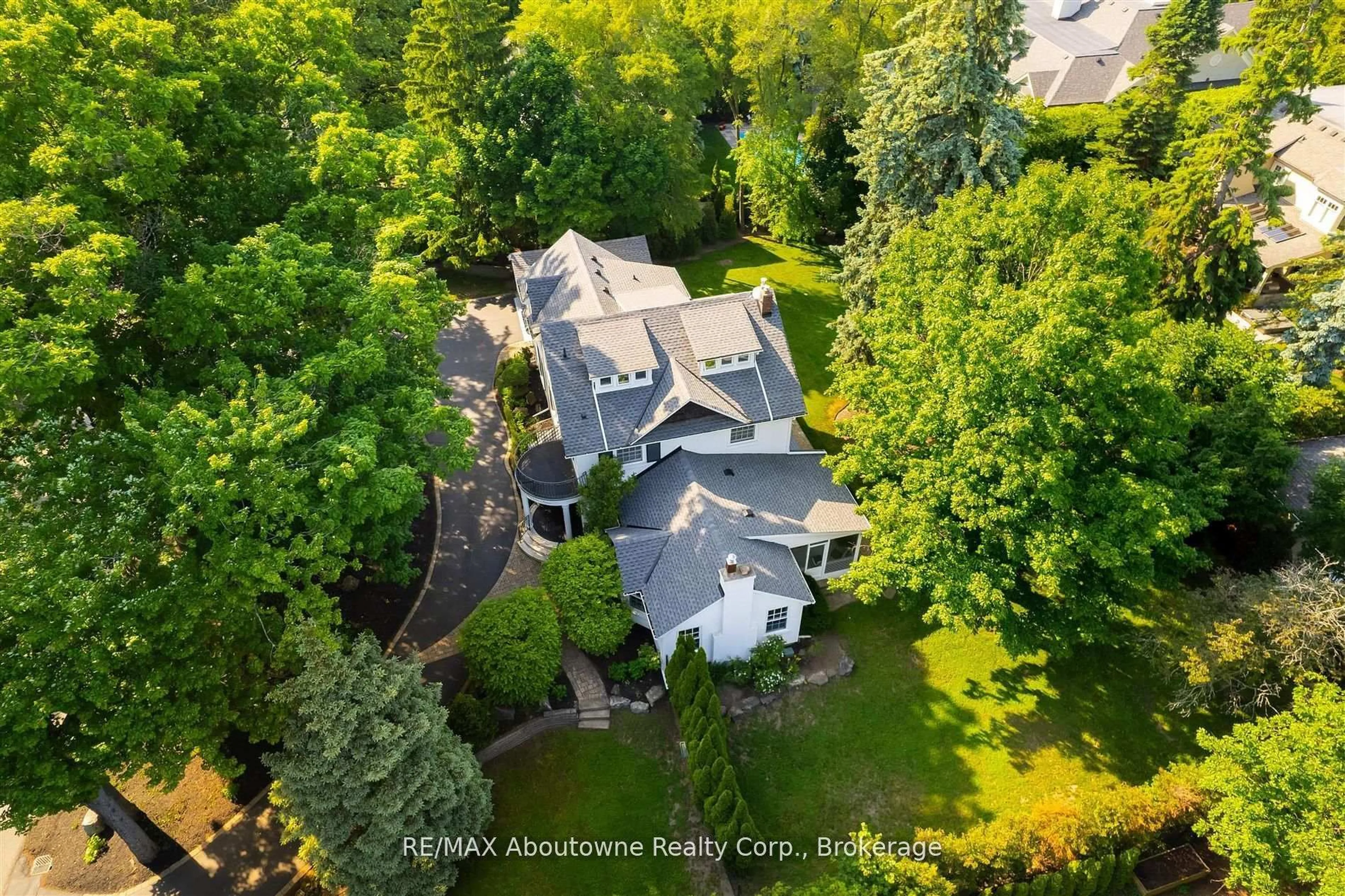 A pic from outside/outdoor area/front of a property/back of a property/a pic from drone, street for 317 Gloucester Ave, Oakville Ontario L6J 3W8