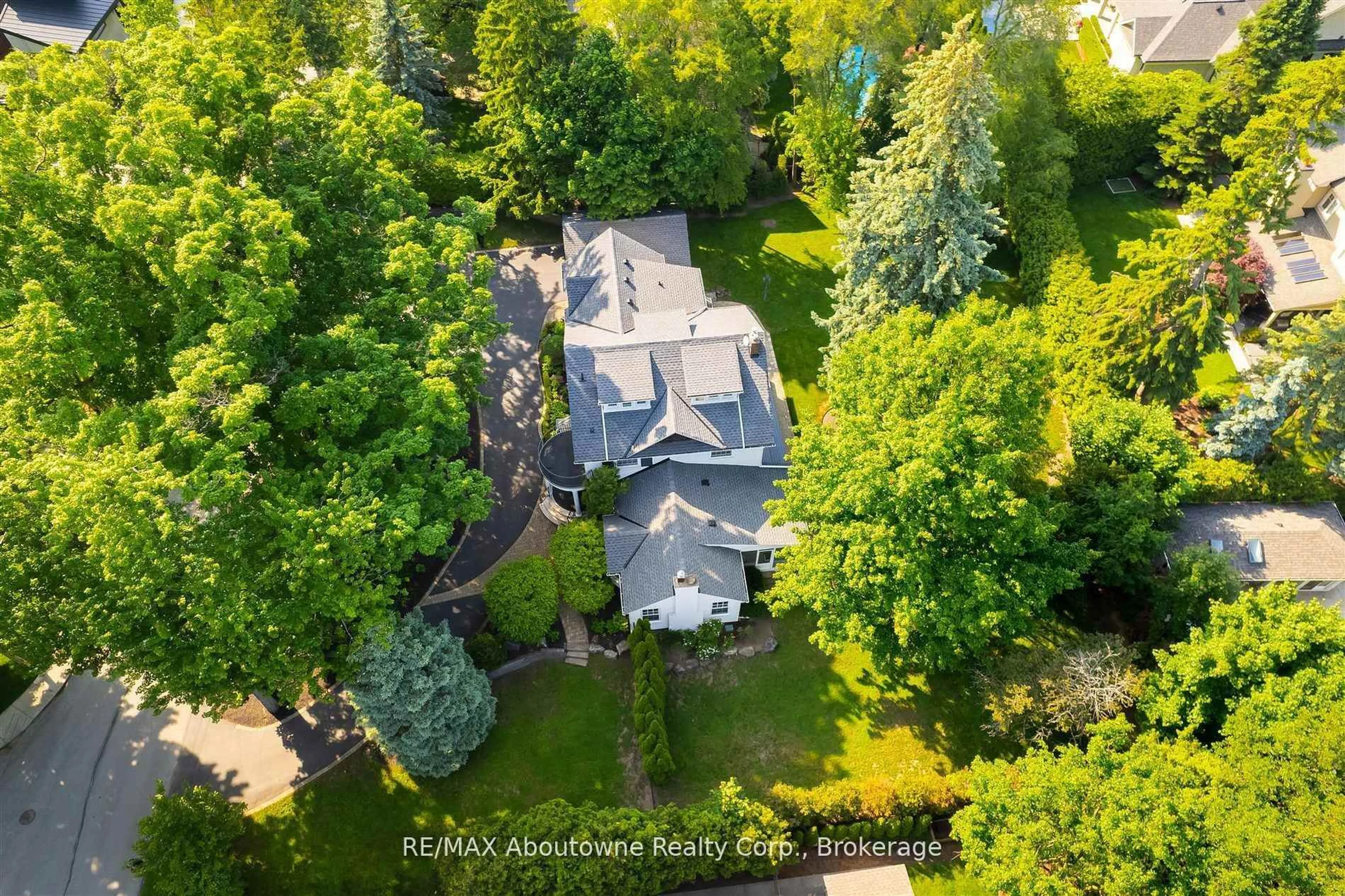A pic from outside/outdoor area/front of a property/back of a property/a pic from drone, forest/trees view for 317 Gloucester Ave, Oakville Ontario L6J 3W8