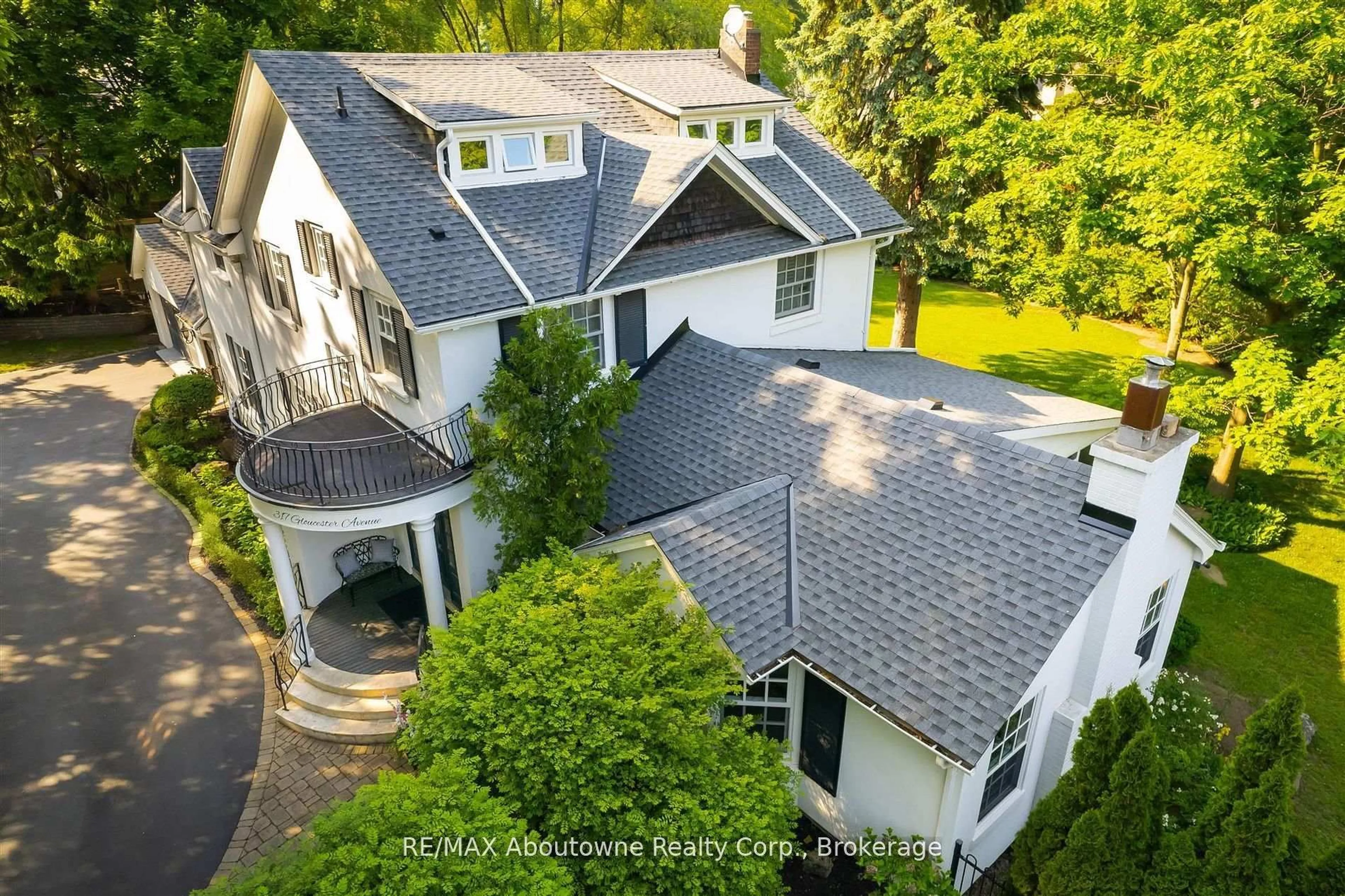 A pic from outside/outdoor area/front of a property/back of a property/a pic from drone, unknown for 317 Gloucester Ave, Oakville Ontario L6J 3W8