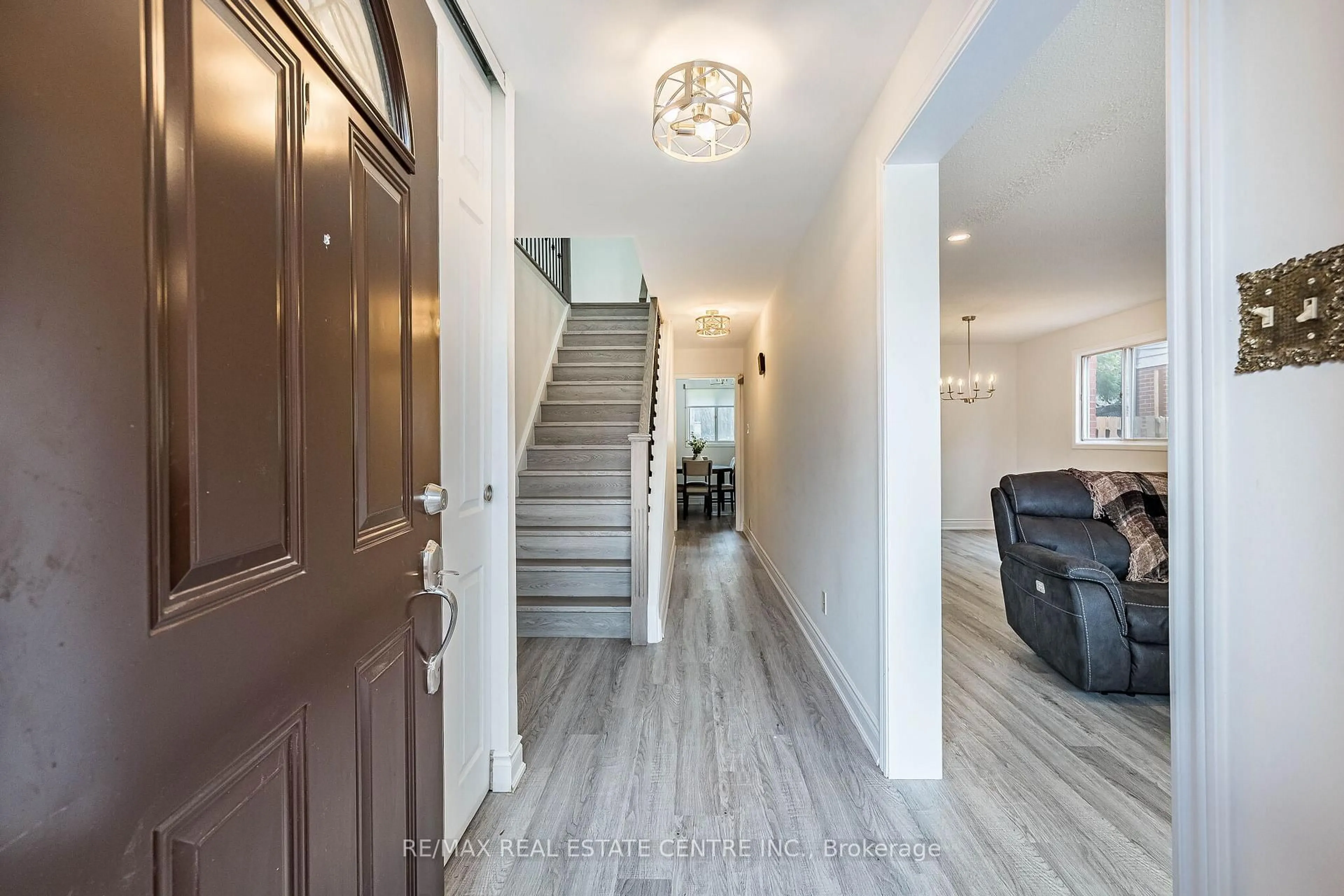 Indoor entryway for 11 Kirkland Rd, Brampton Ontario L6V 2W5