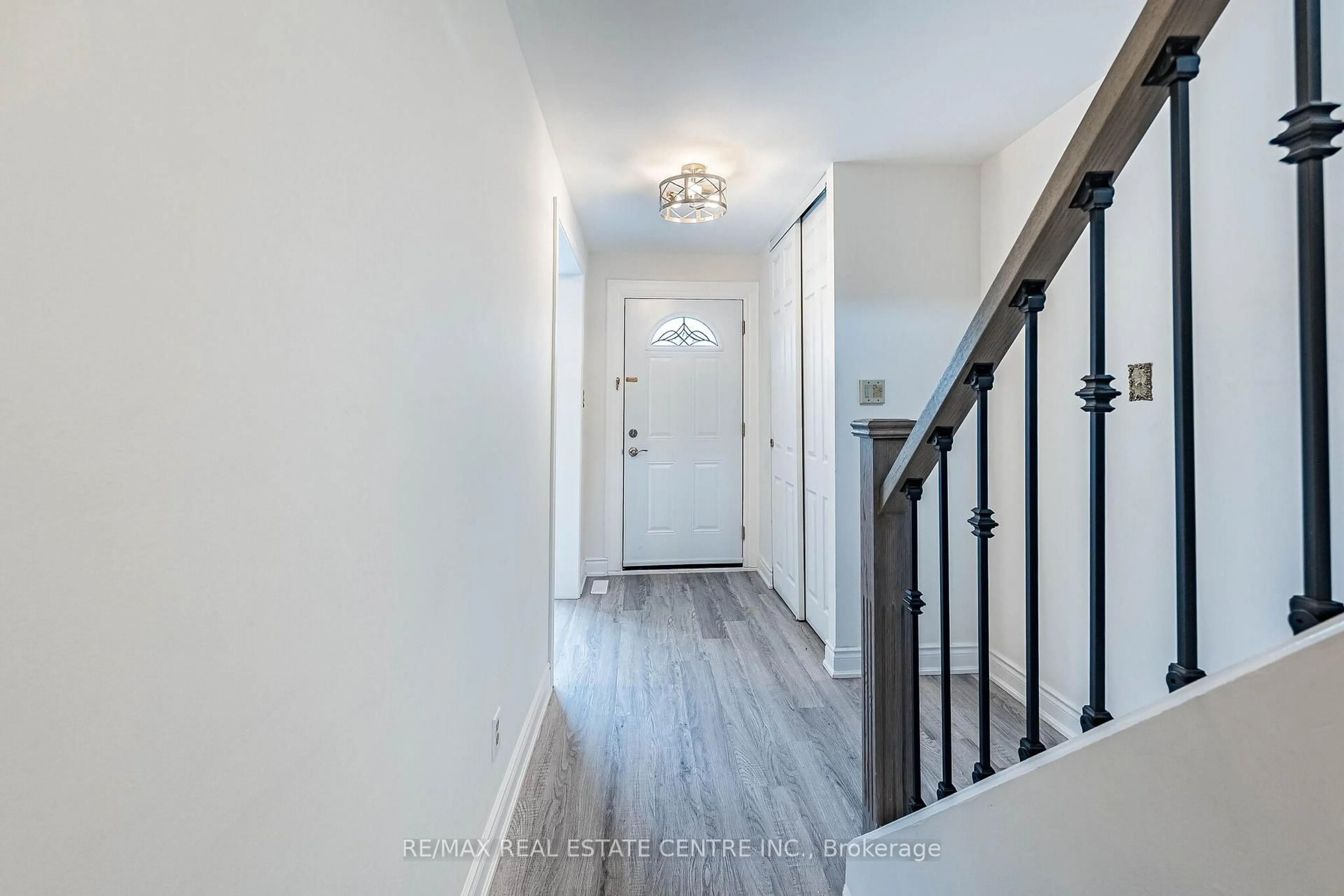 Indoor entryway for 11 Kirkland Rd, Brampton Ontario L6V 2W5
