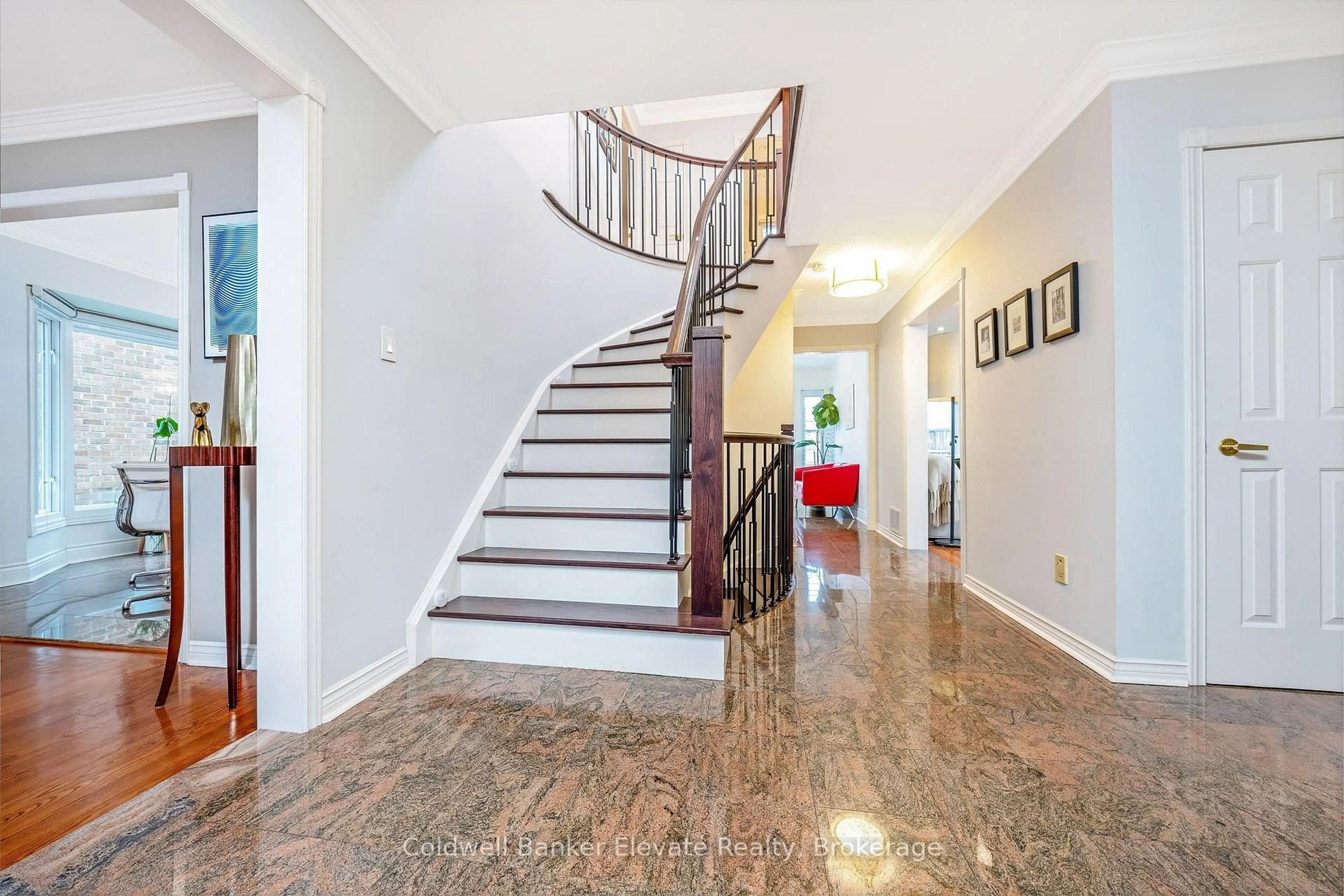 Indoor foyer for 1531 Polesden Dr, Mississauga Ontario L5G 4P8