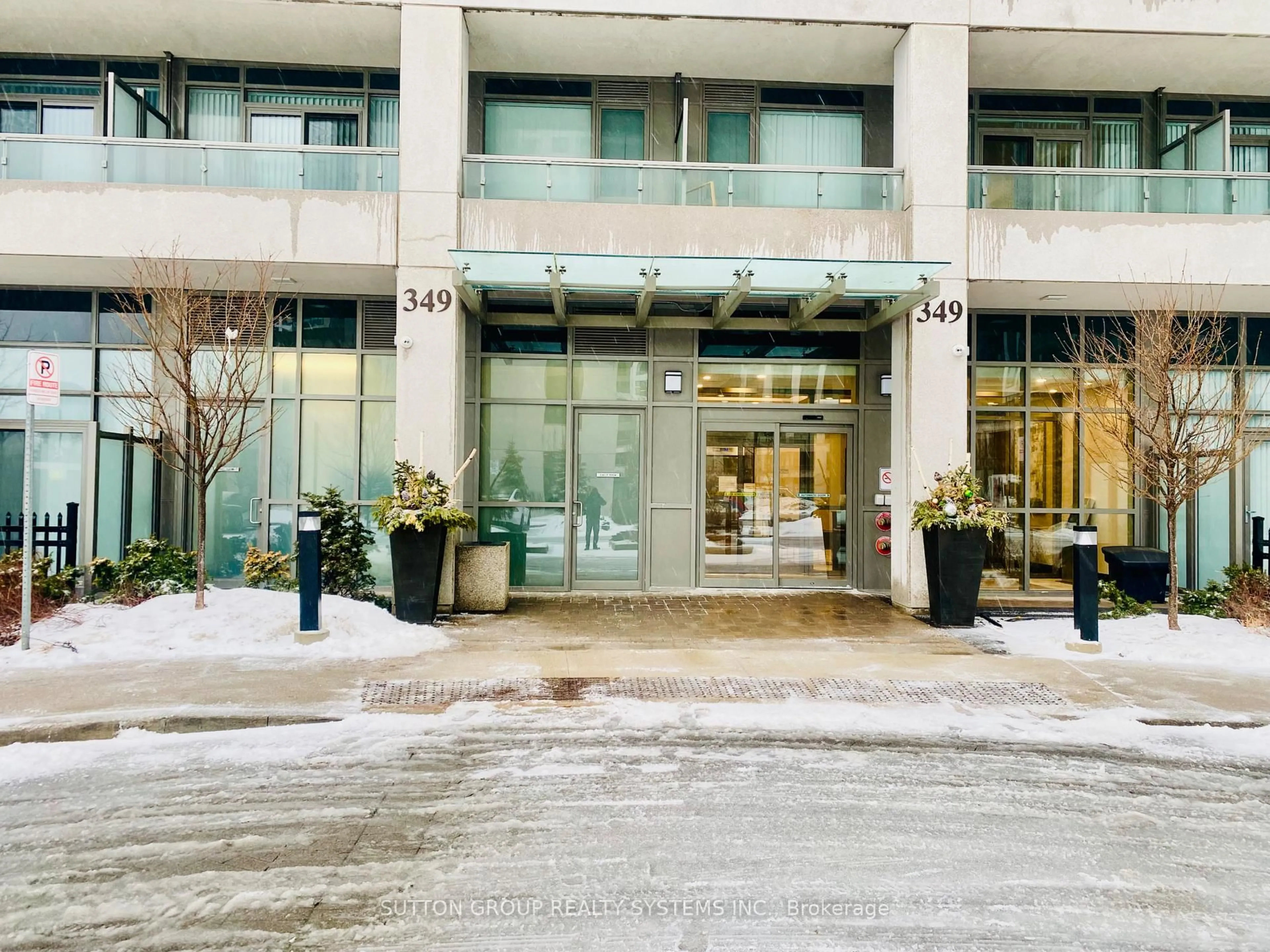 Indoor foyer for 349 Rathburn Rd #301, Mississauga Ontario L5B 0K6