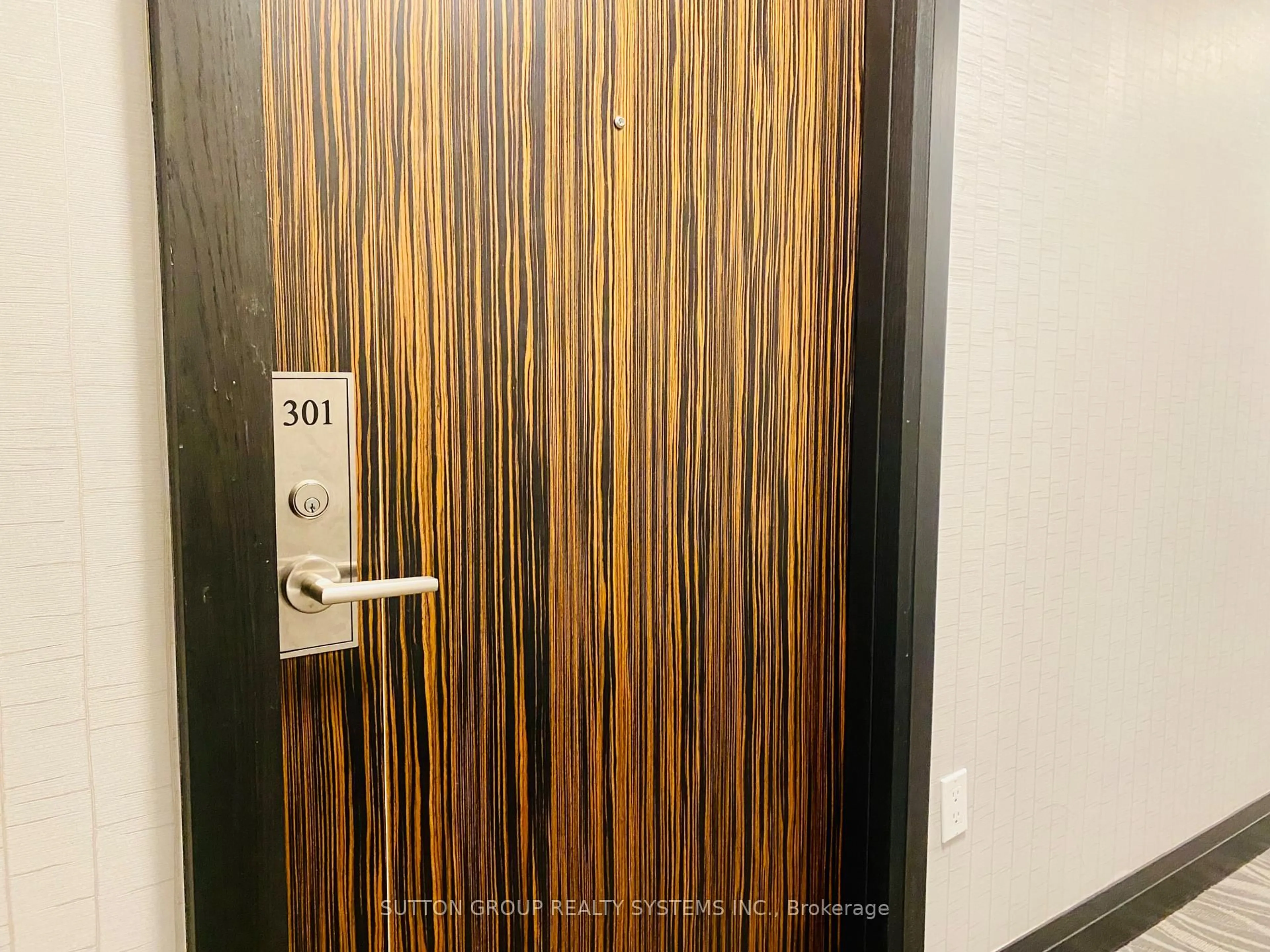 Indoor foyer for 349 Rathburn Rd #301, Mississauga Ontario L5B 0K6